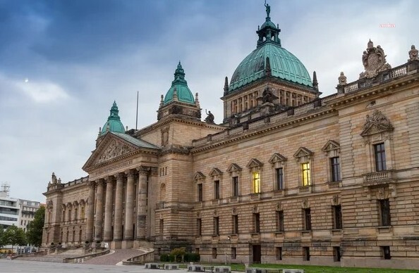 Almanya’nın Leipzig kentinde bulunan mahkeme binasına boyalı saldırı