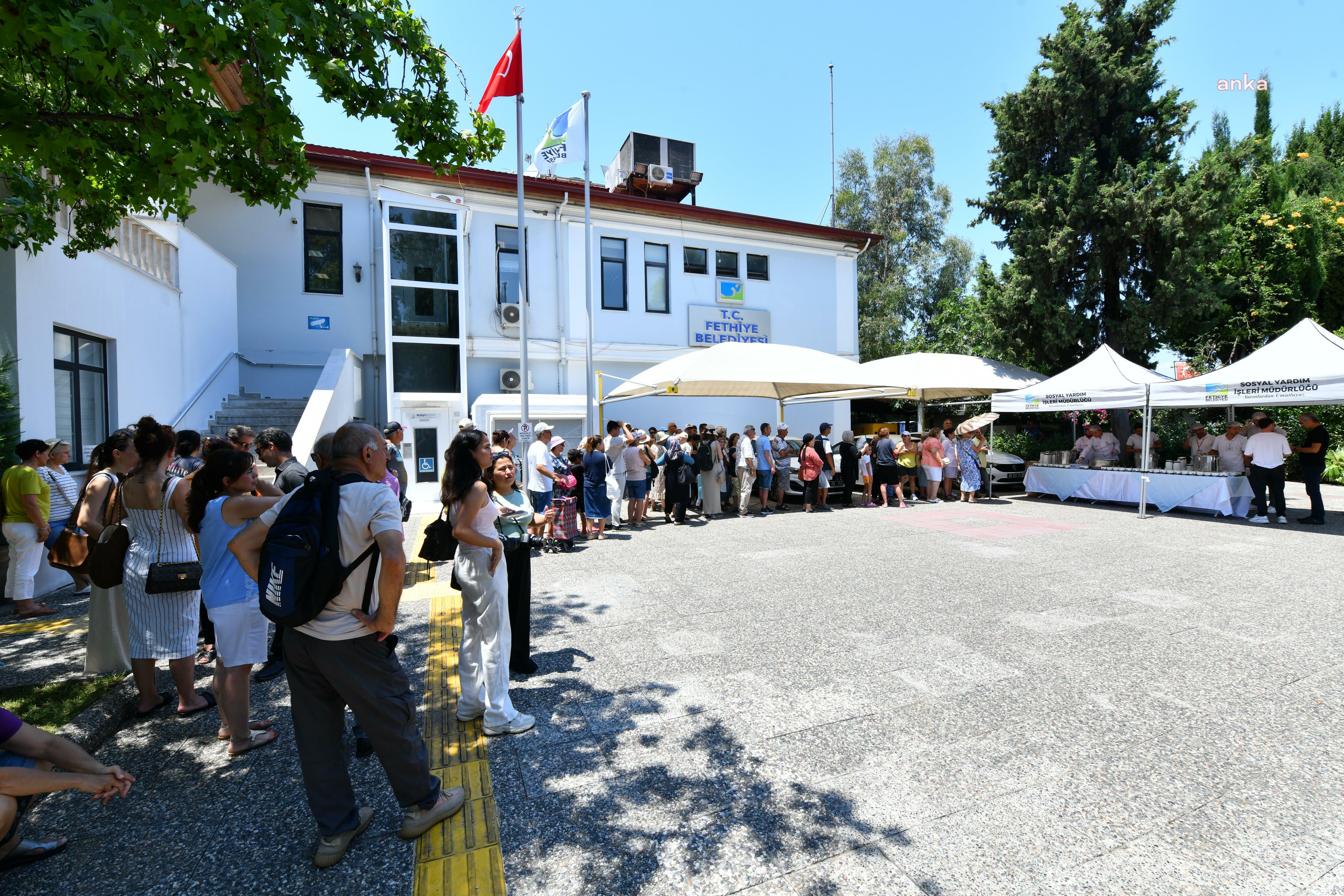 Fethiye Belediyesi’nden vatandaşlara aşure ikramı