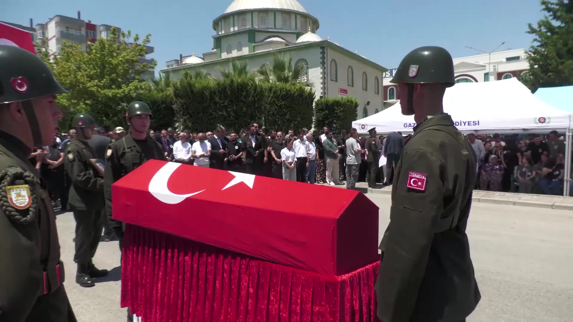 Pençe-Kilit bölgesindeki metan gazı faciasında şehit düşen Üsteğmen Ege Akar, İzmir’de son yolculuğuna uğurlandı