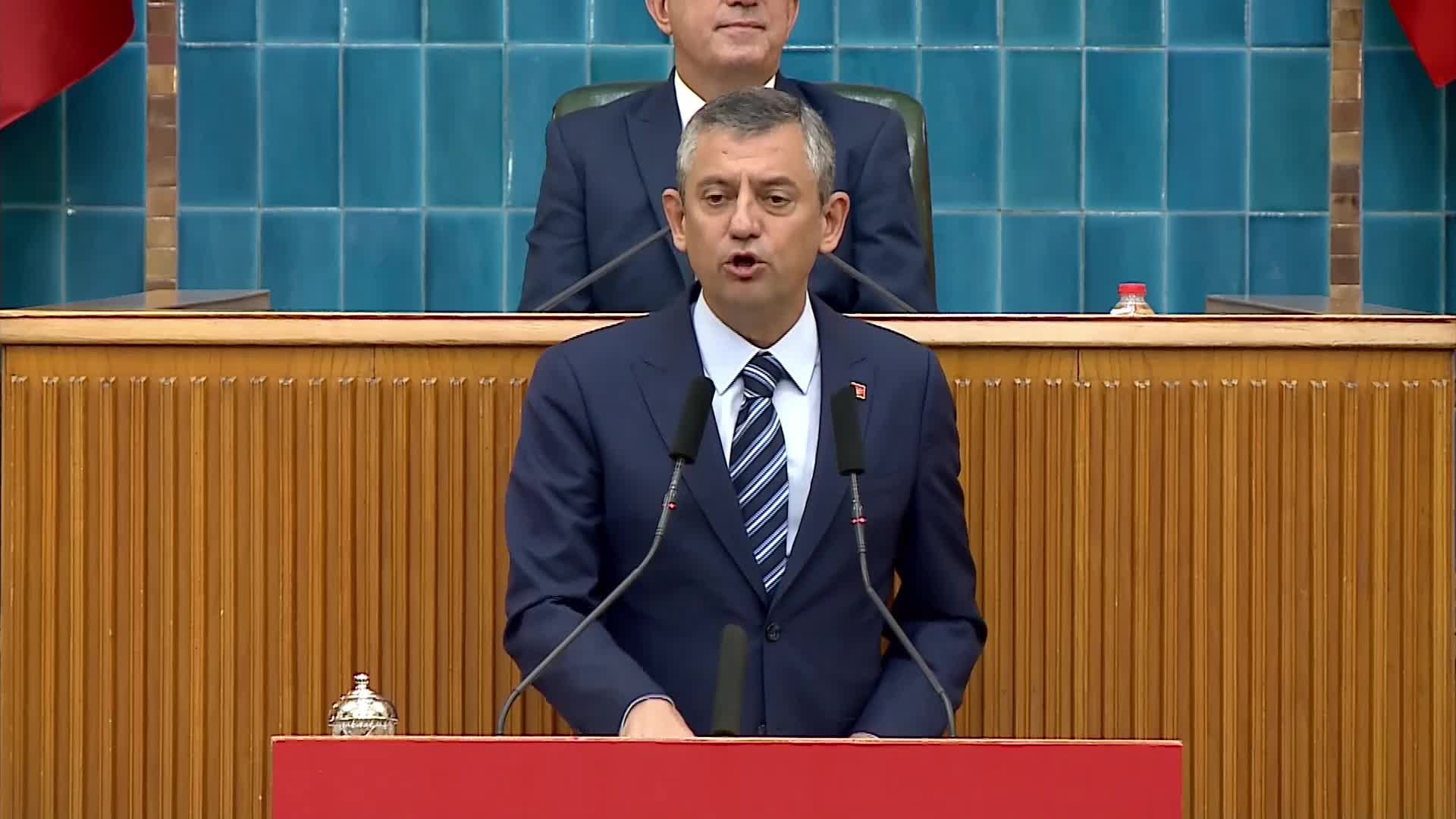 CHP grup toplantısı... Özgür Özel: “AK Parti, Cumhuriyet'in ilanına ‘kanlı darbe’ diyen bir alçağı kınayamamaktadır, sahiplenmektedir”
