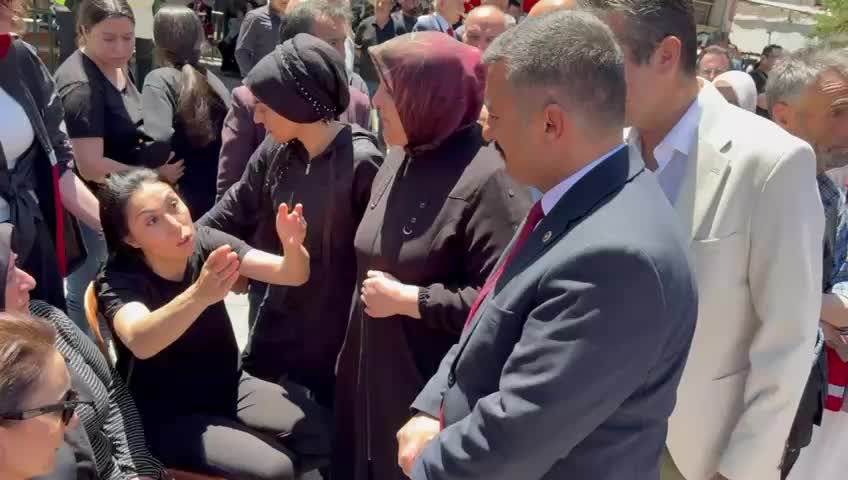 Şehit Ümit Üzüm'ün ablası: "Burada AKP’li kimseyi istemiyorum"