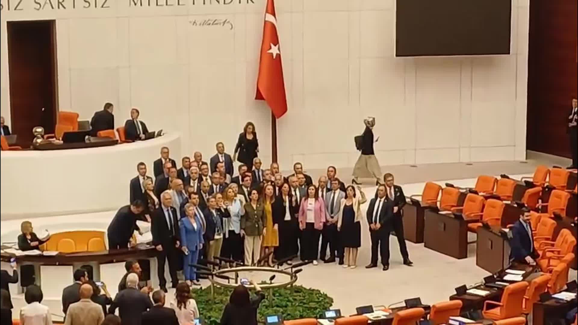 CHP'lilerin belediyelere yönelik operasyonları protesto ederek kürsüyü işgal etmesinin ardından TBMM Genel Kurulu kapandı: Hak, hukuk, adalet