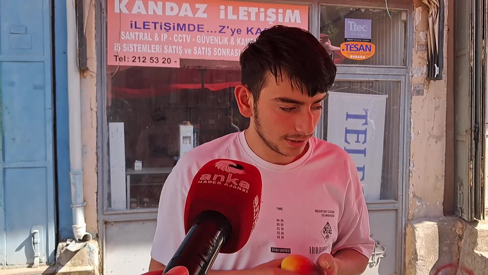 Artvin halk pazarında fiyatlar el yakıyor: 2 tane nektarin 100 lira