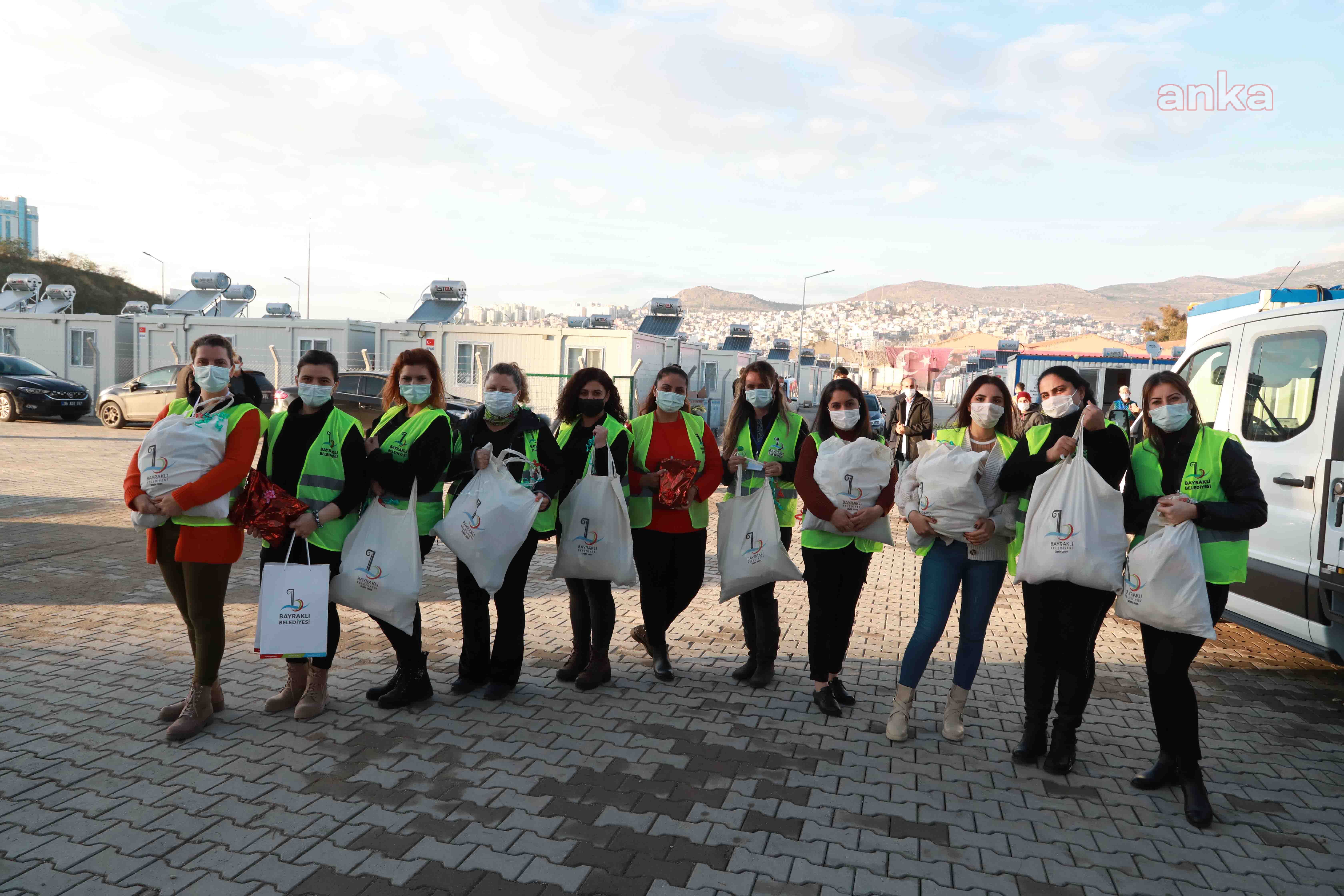 BAYRAKLI BELEDİYE BAŞKANI SANDAL’DAN KONTEYNER KENTTEKİ ÇOCUKLARA YENİ YIL SÜRPRİZİ