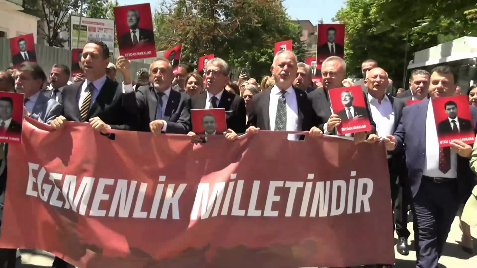 CHP Milletvekilleri, Adalet Bakanlığı'na yürüdü... Gökhan Günaydın: "Ne yoldaşlarımızı hapishanelerde terk ederiz ne de size teslim oluruz"