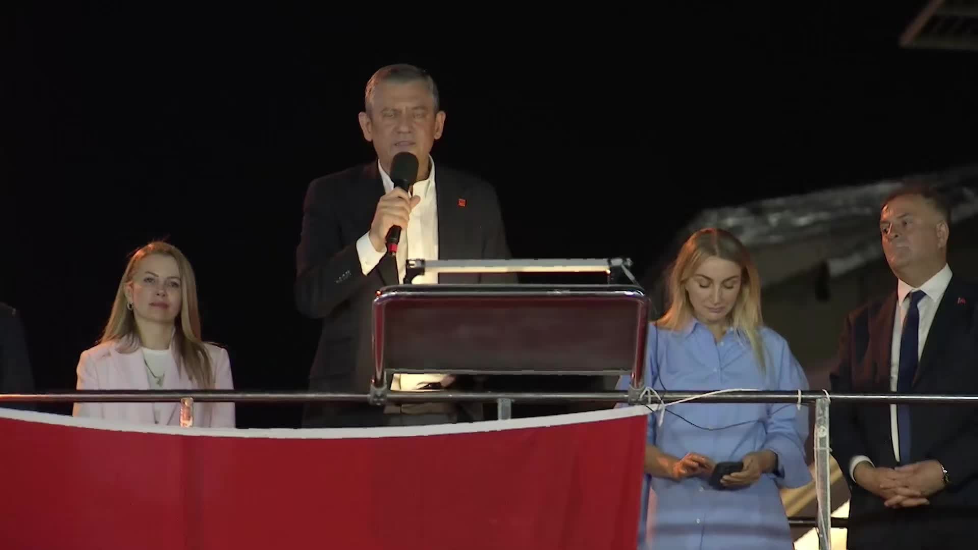 Özgür Özel, Sancaktepe'de... Özel, Erdoğan'a seslendi: Hırsızlık yapan ırak olacaksa senin bu ülkeden ırak olman lazım