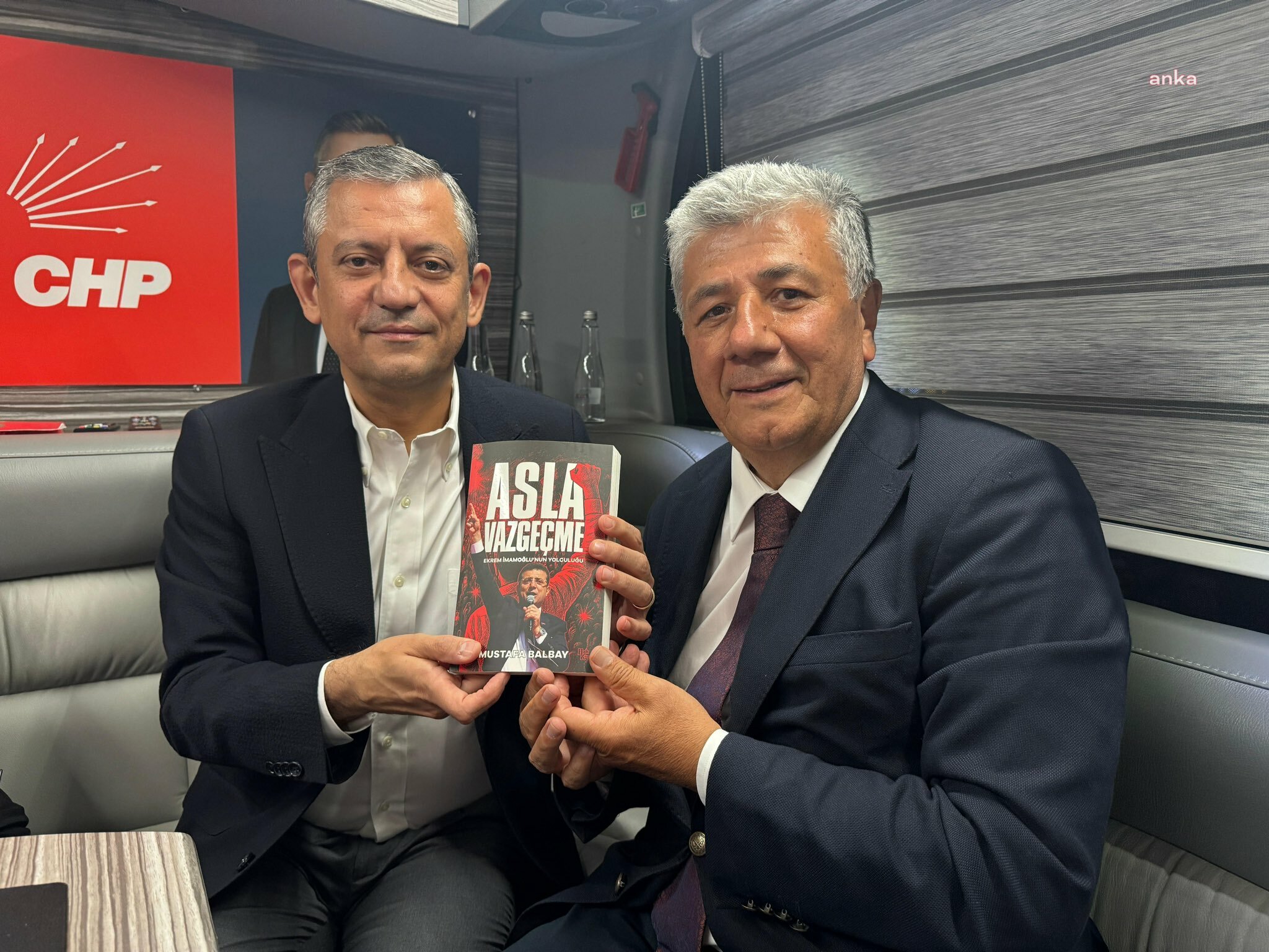 Özgür Özel'den "Asla Vazgeçme" kitabının yazarı Mustafa Balbay'a teşekkür