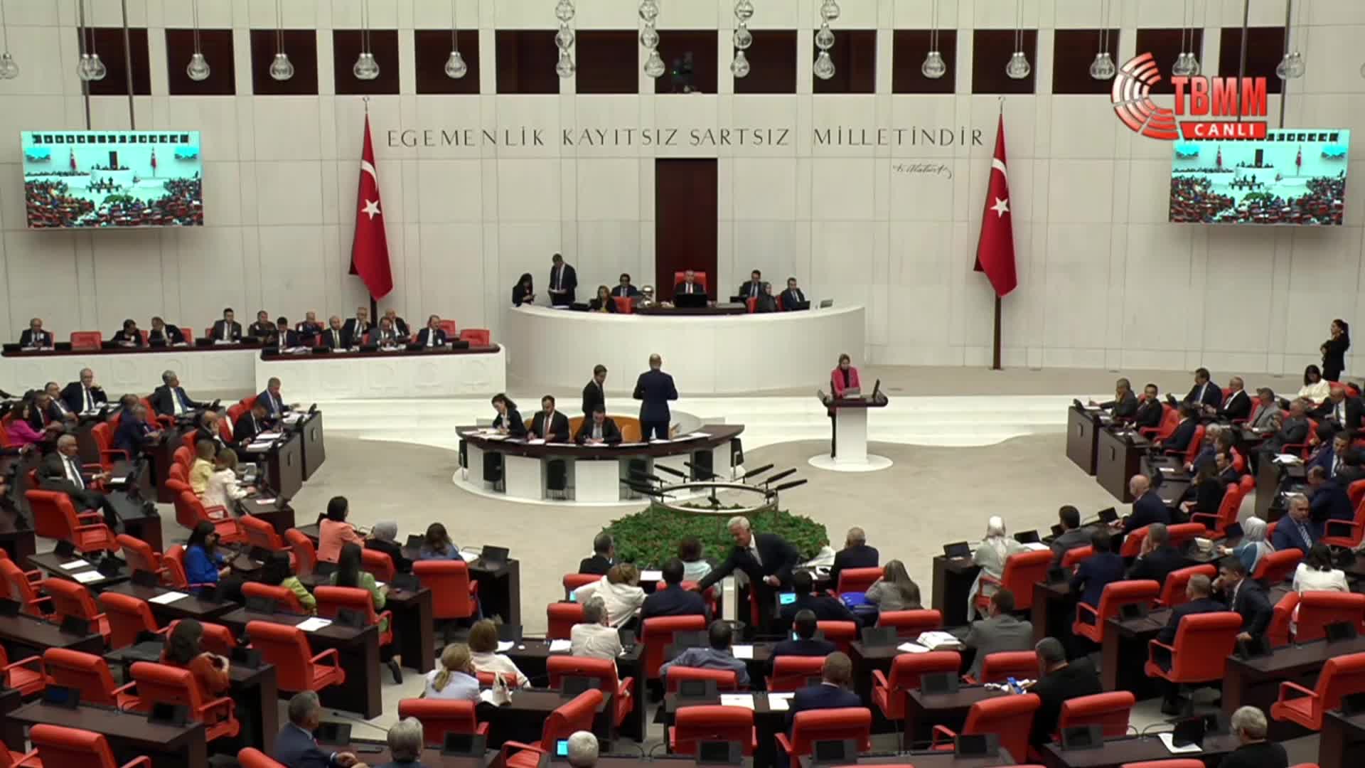 TBMM Genel Kurulu'nda en düşük emekli maaşı görüşmelerinde AK Parti sıralarından kahkaha... Bekir Bozdağ: Kahkaha atan arkadaş dışarı çıksın. Çok büyük bir saygısızlık bu