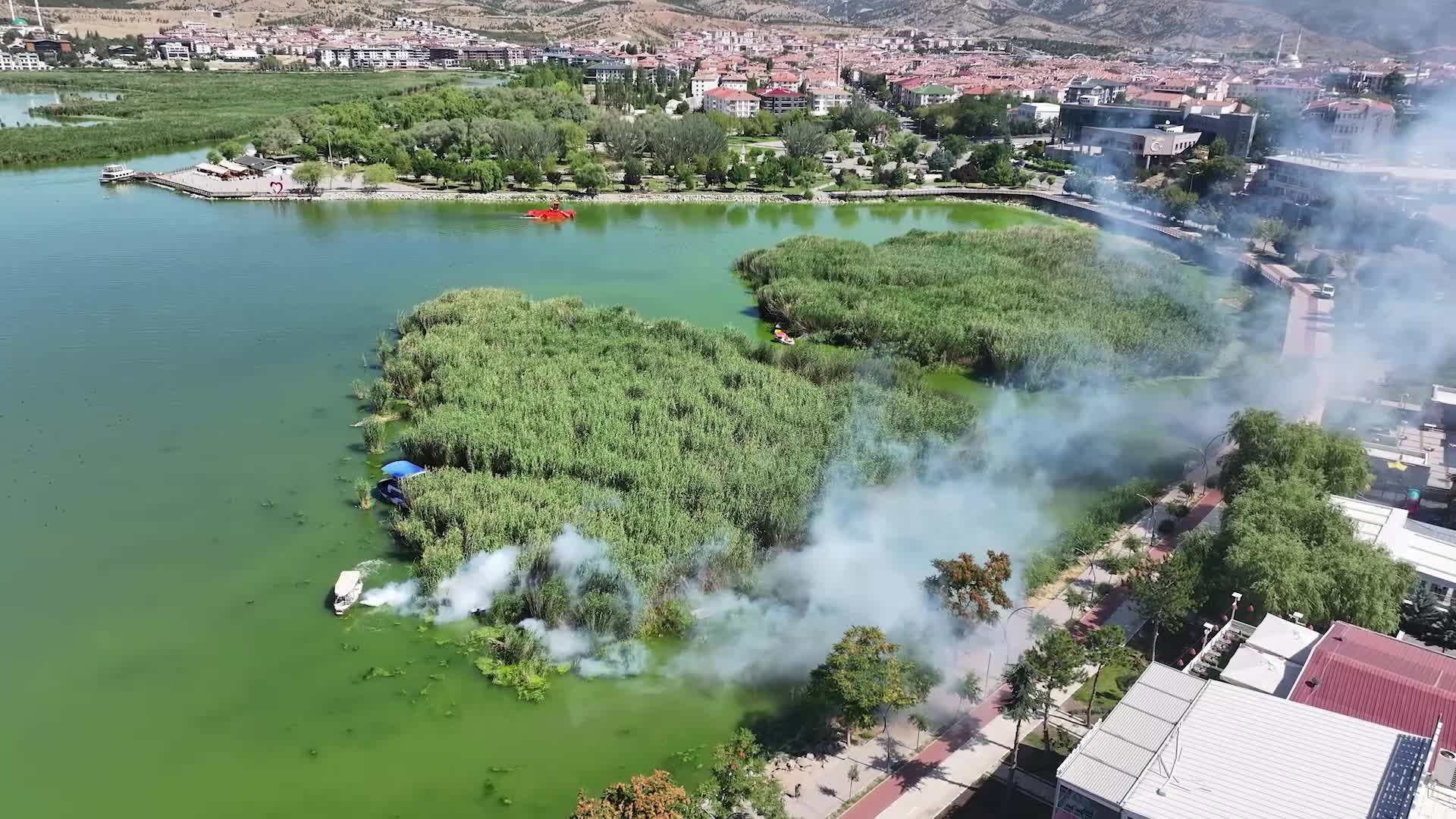 Gölbaşı Belediyesi’nden Mogan Gölü'nde müsilaj temizliği ve ilaçlama çalışması