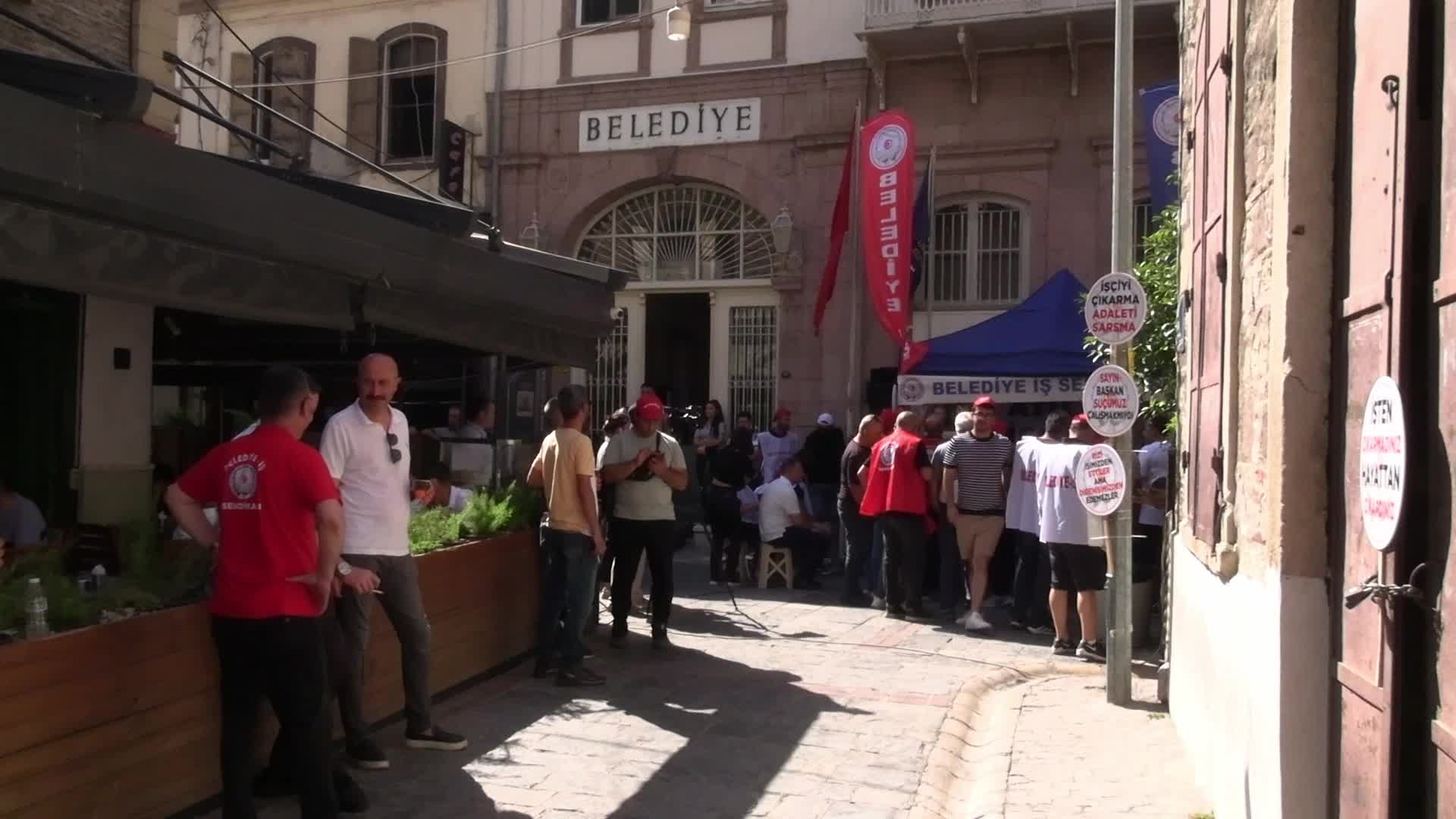 Belediye-İş Sendikası üyelerinden, İzmir Büyükşehir Belediyesi iştiraklerindeki işten çıkarmalara karşı eylem