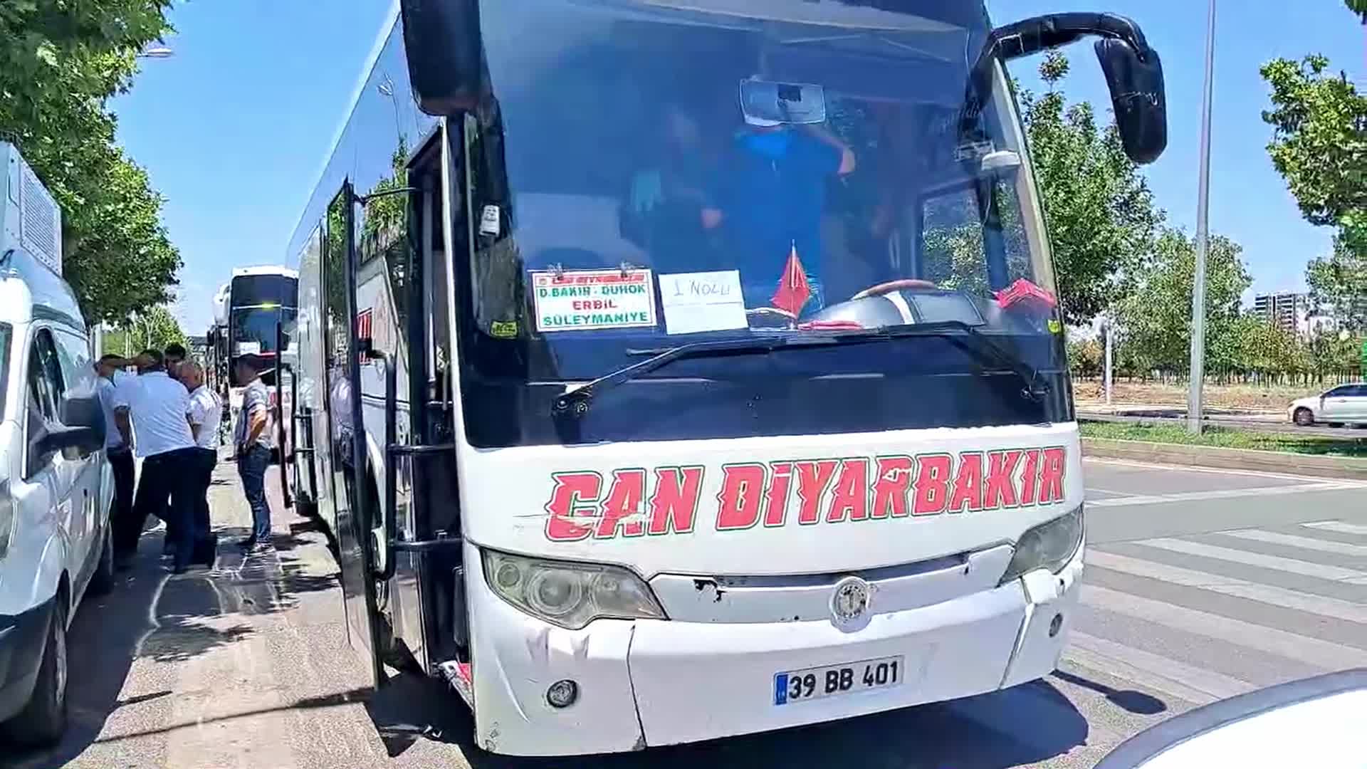 Irak Kürt Bölgesel Yönetimi'nde düzenlenecek silah bırakma töreni için Diyarbakır'dan dört otobüs hareket etti