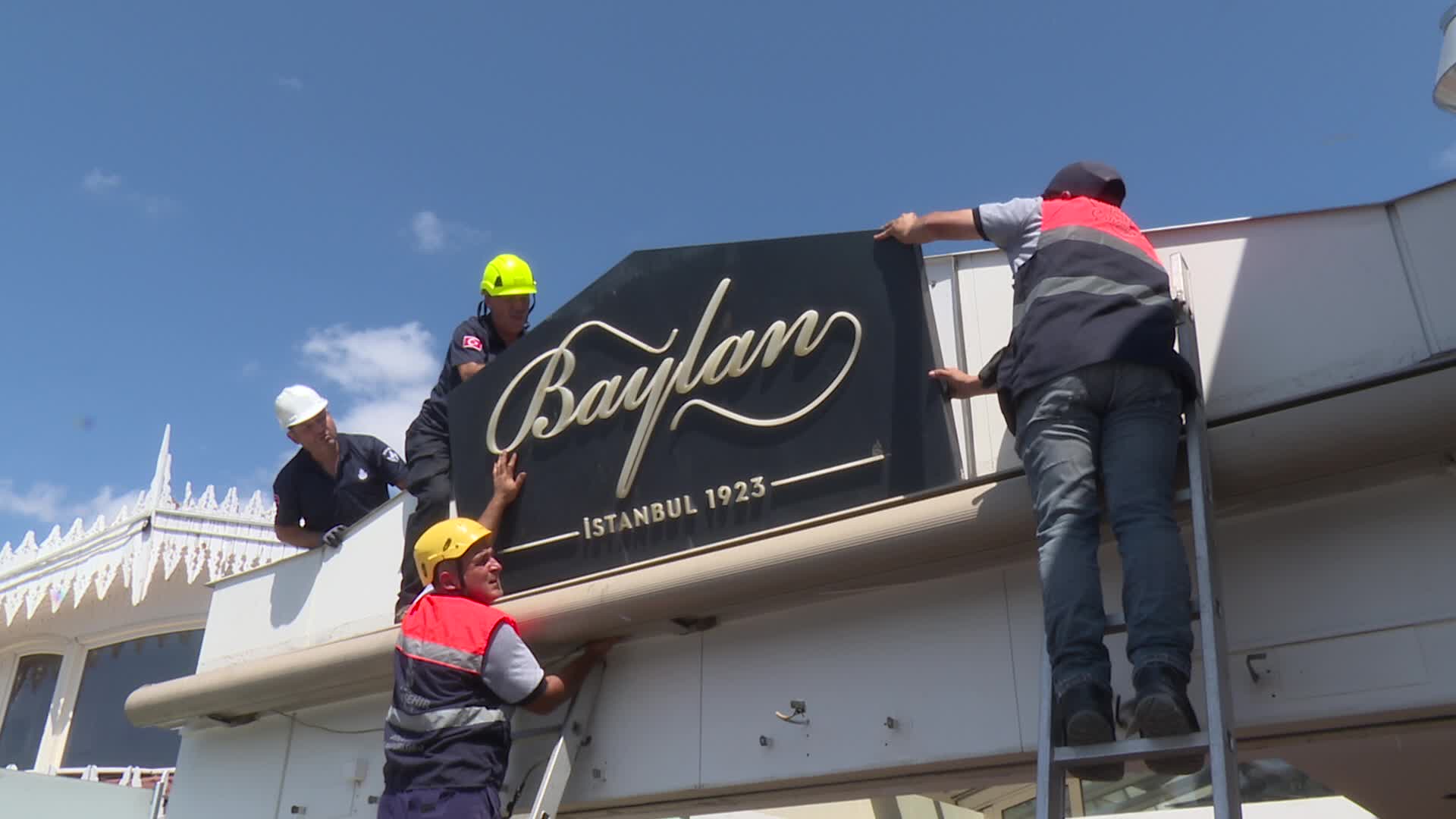 Boğaz’da kaçak yapılaşmayla mücadele... İBB, Bebek'te bazı işletmelerin kaçak bölümleriyle ilgili yıkım sürecini başlattı