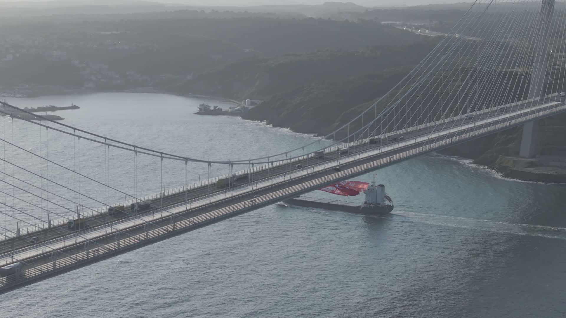 15 Temmuz'un yıl dönümü için İstanbul Boğazı'ndaki köprülere Türk Bayrakları asıldı