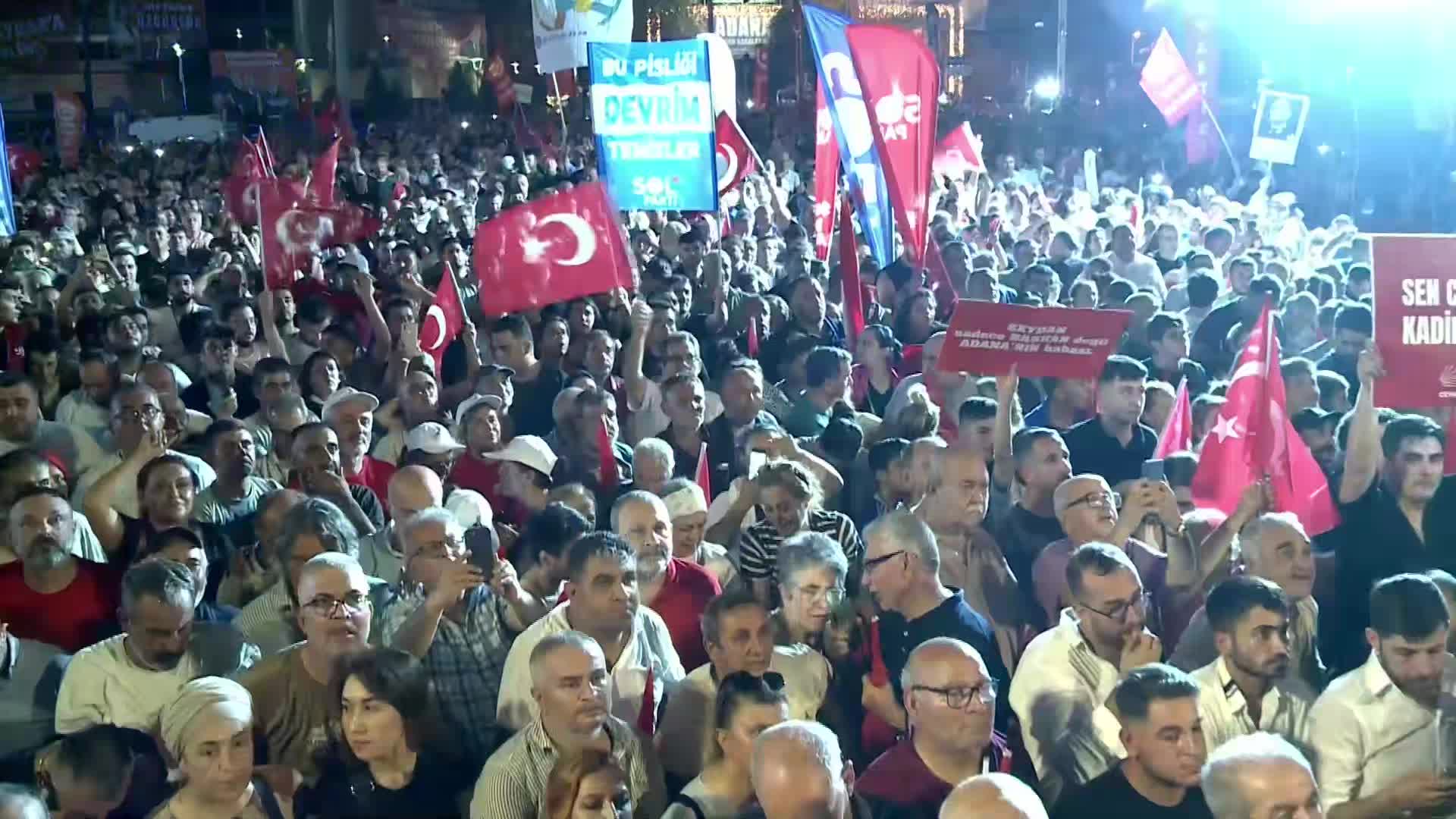 CHP'nin Adana mitingi... Özgür Özel: Bizim arkamızda millet var, Erdoğan'ın arkasında Trump var, İsrail var