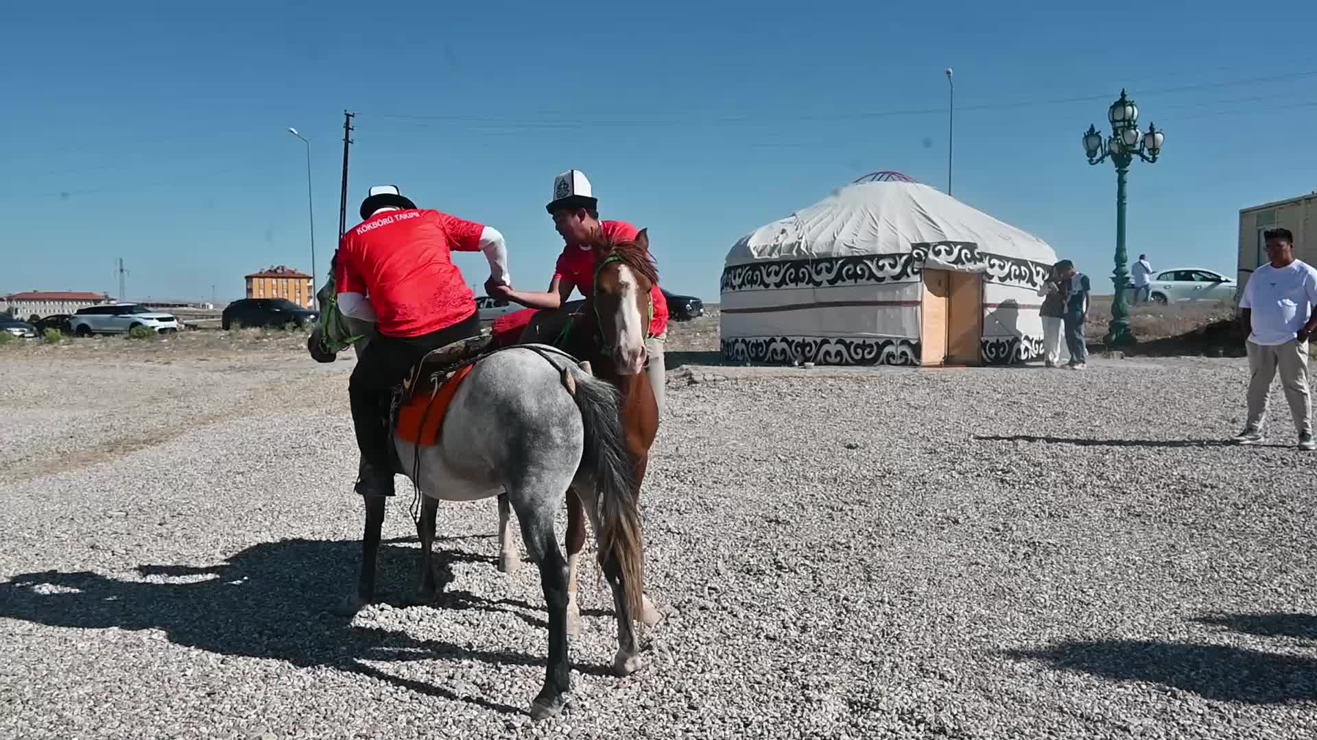 Yerleşik düzene geçen Kırgız Türkleri, kurdukları otağlarda geleneklerini yaşatıyor