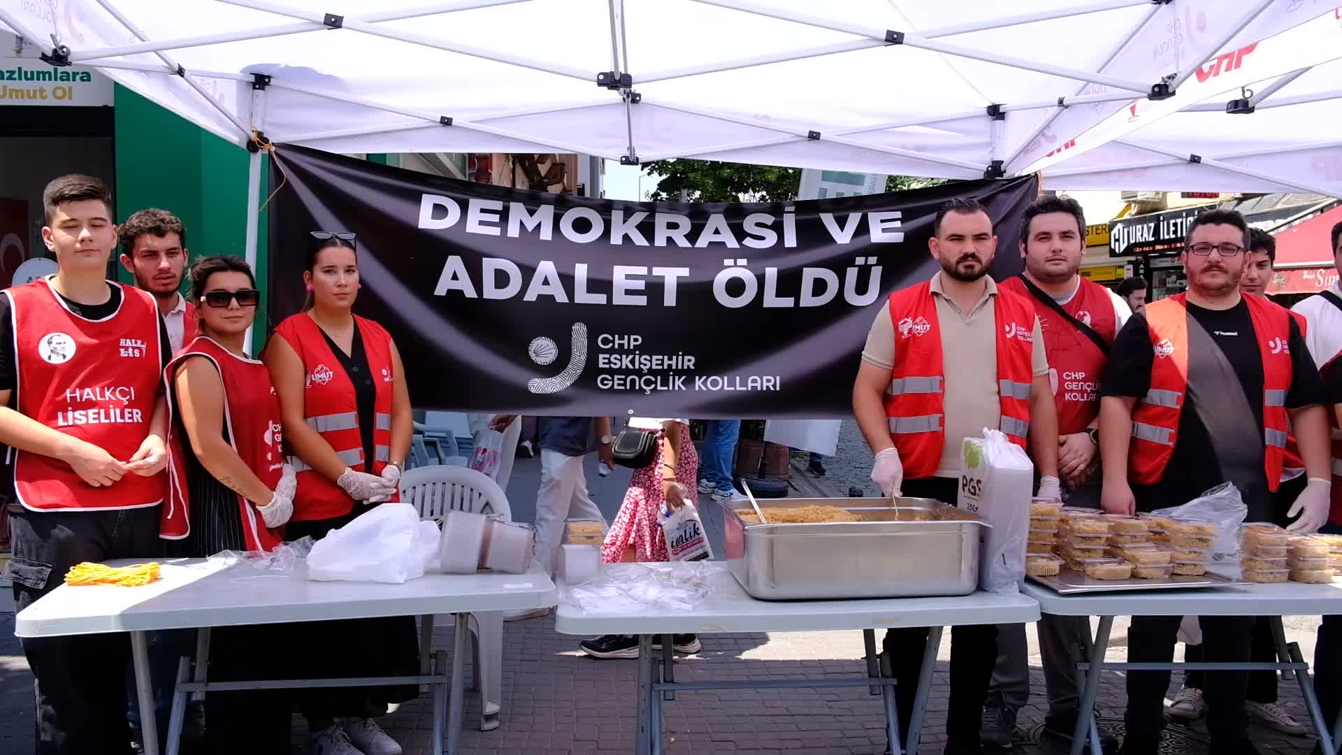 CHP Eskişehir Gençlik Kolları demokrasi ve adalet helvası dağıttı