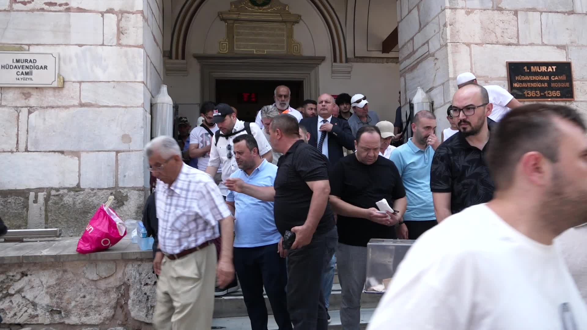 Osmangazi Belediye Başkanı Aydın, vatandaşlara aşure dağıttı