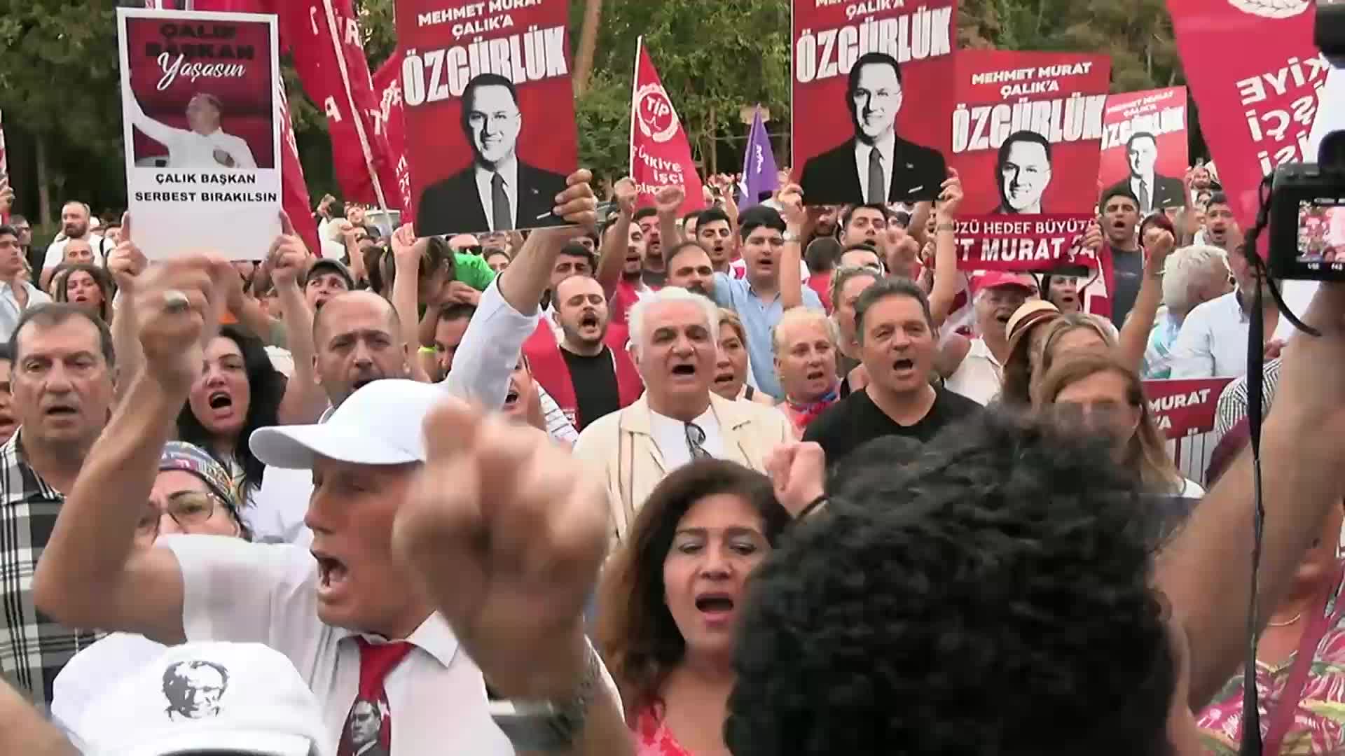Yurttaşlardan Murat Çalık’ın sağlık durumuna rağmen tutuklu yargılanmasına tepki: İnşallah Ergenekon ve Balyoz davalarında içeride ölen askerlerimiz gibi olmaz