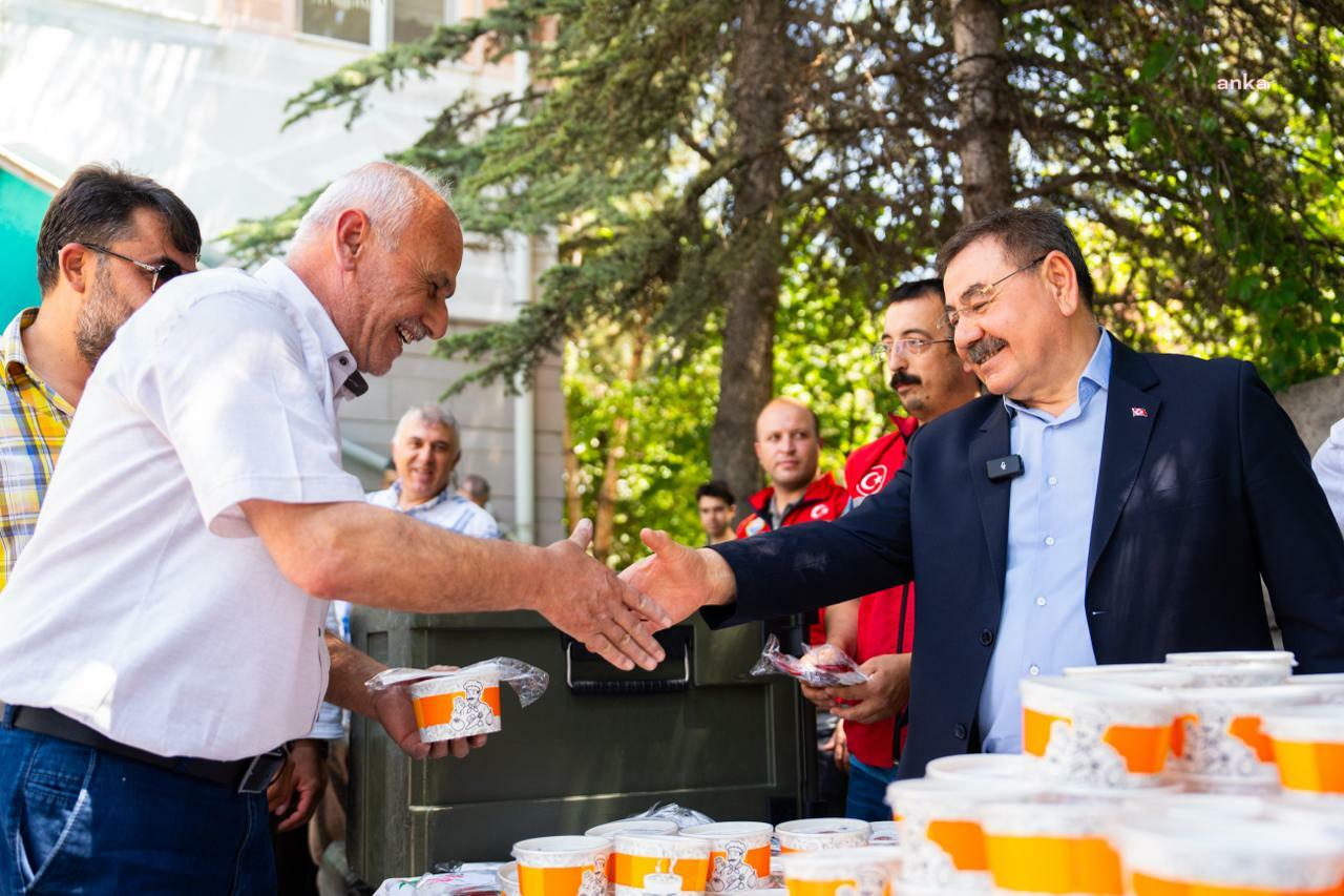 Gölbaşı Belediyesi'nden vatandaşlara aşure ikramı
