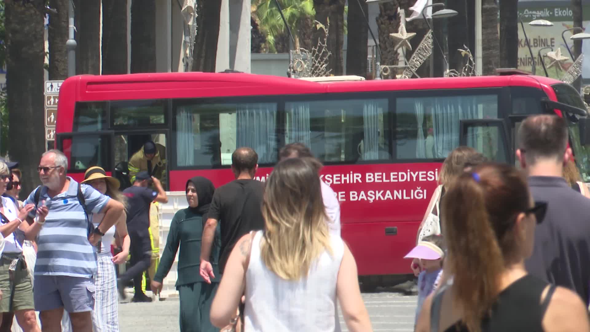 İzmir İtfaiyesi yangınlara dikkat çekmek 10 kiloluk koruyucu kıyafetleriyle sokakta broşür dağıttı