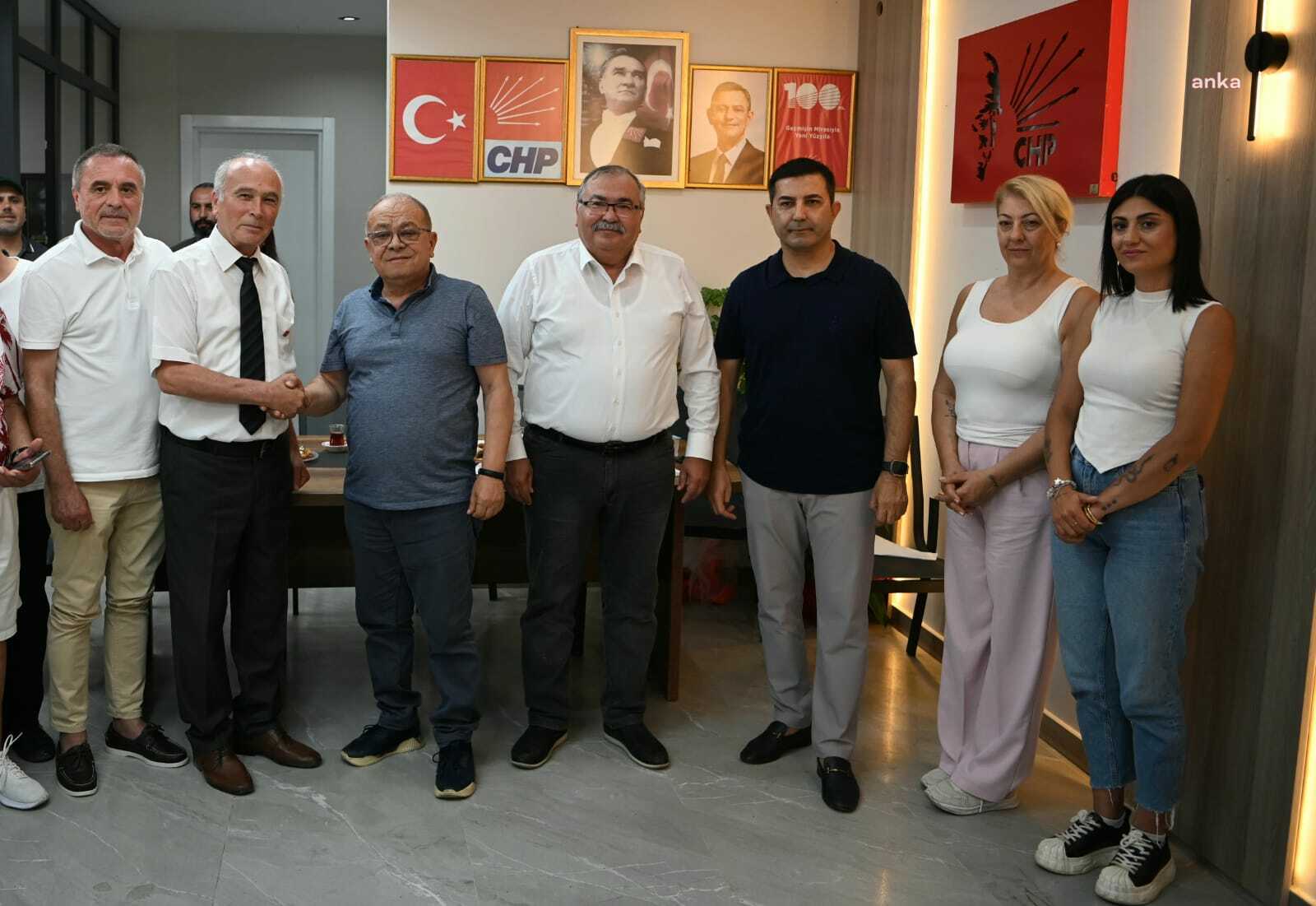 Kuşadası'nda TEP'den istifa edip CHP'ye katılanlar için tören düzenlendi