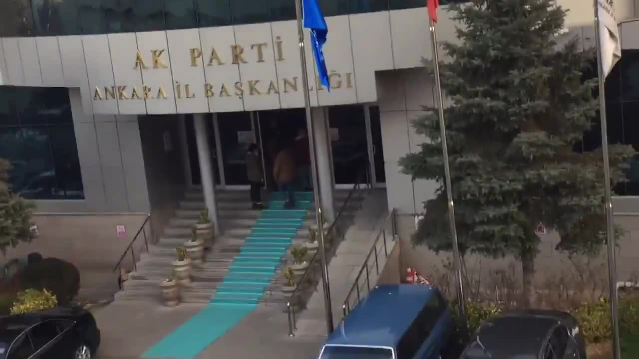 AKP İL BAŞKANLIĞI ÖNÜNDE MOR BOYALI EYLEM