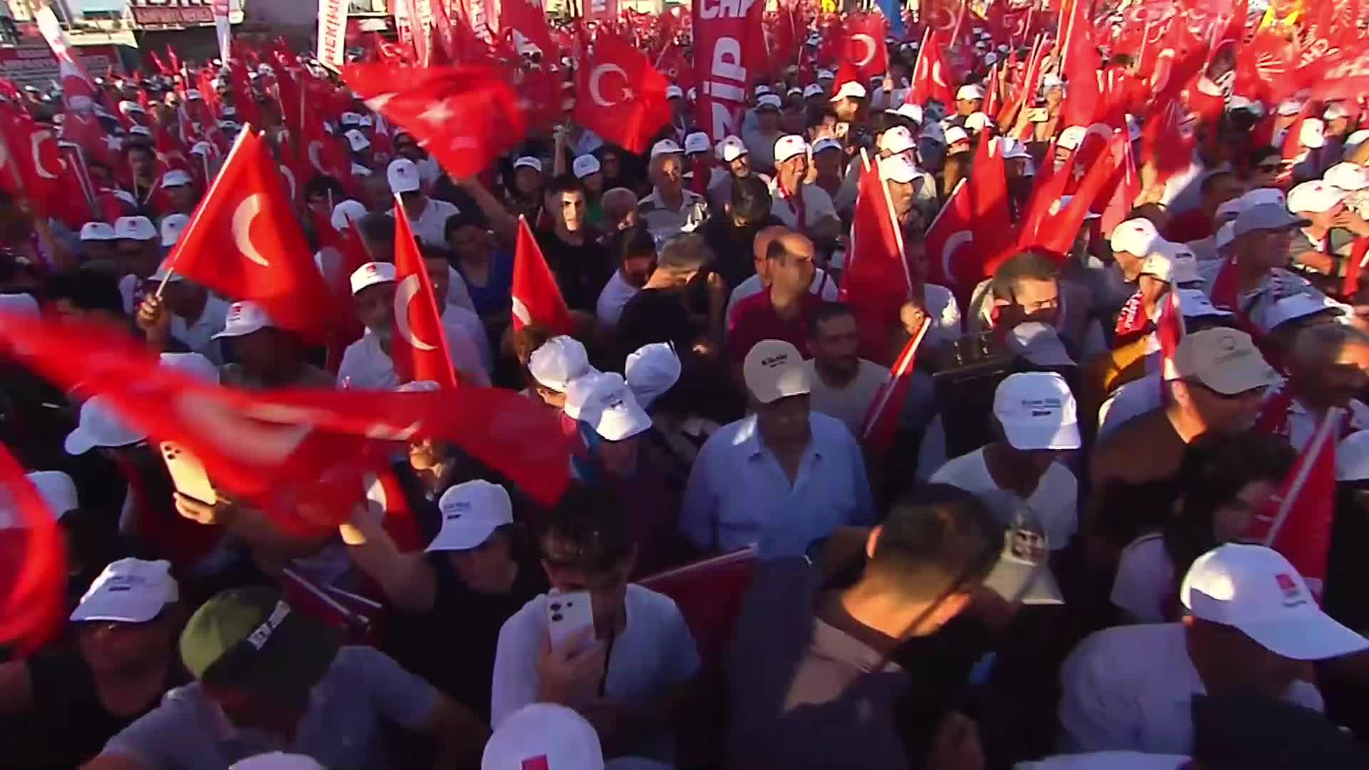 CHP'nin "Millet İradesine Sahip Çıkıyor" mitingi... Özgür Özel: ''10 depremzededen altısını çadırda, konteynerde ya da gurbette yaşatan bu AK Parti iktidarına da Recep Tayyip Erdoğan'a da yazıklar olsun''