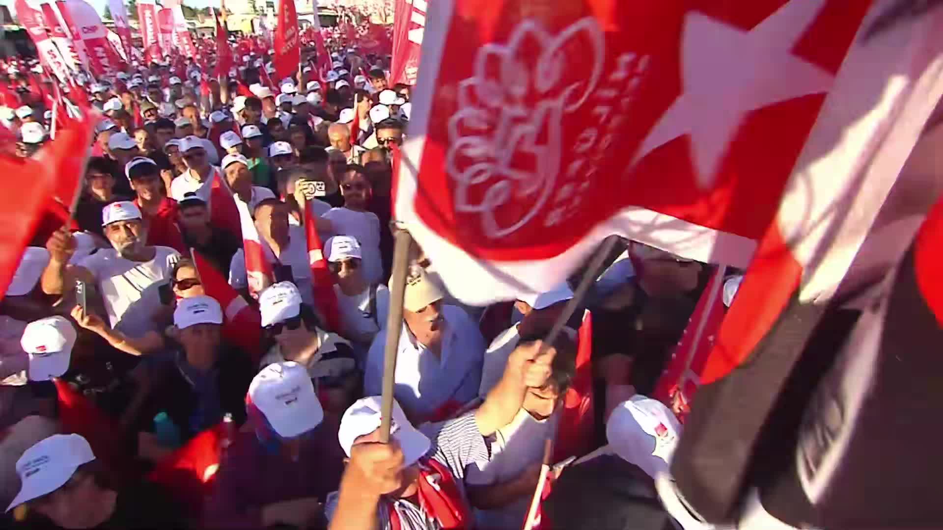 Malatya'da on binlerce kişi sıcak havaya rağmen miting alanını doldurdu... "Bir şehri kazanmak kolay halkın kalbini kazanmak yürek ister, Ekrem gibi"