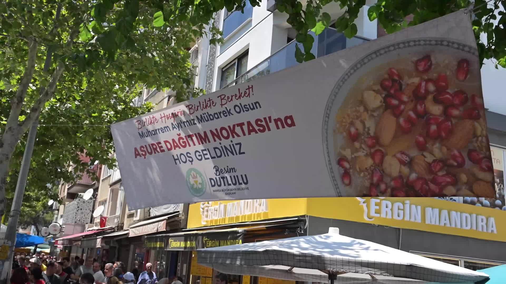 Manisa Büyükşehir Belediyesi'nin aşure ikramları devam ediyor