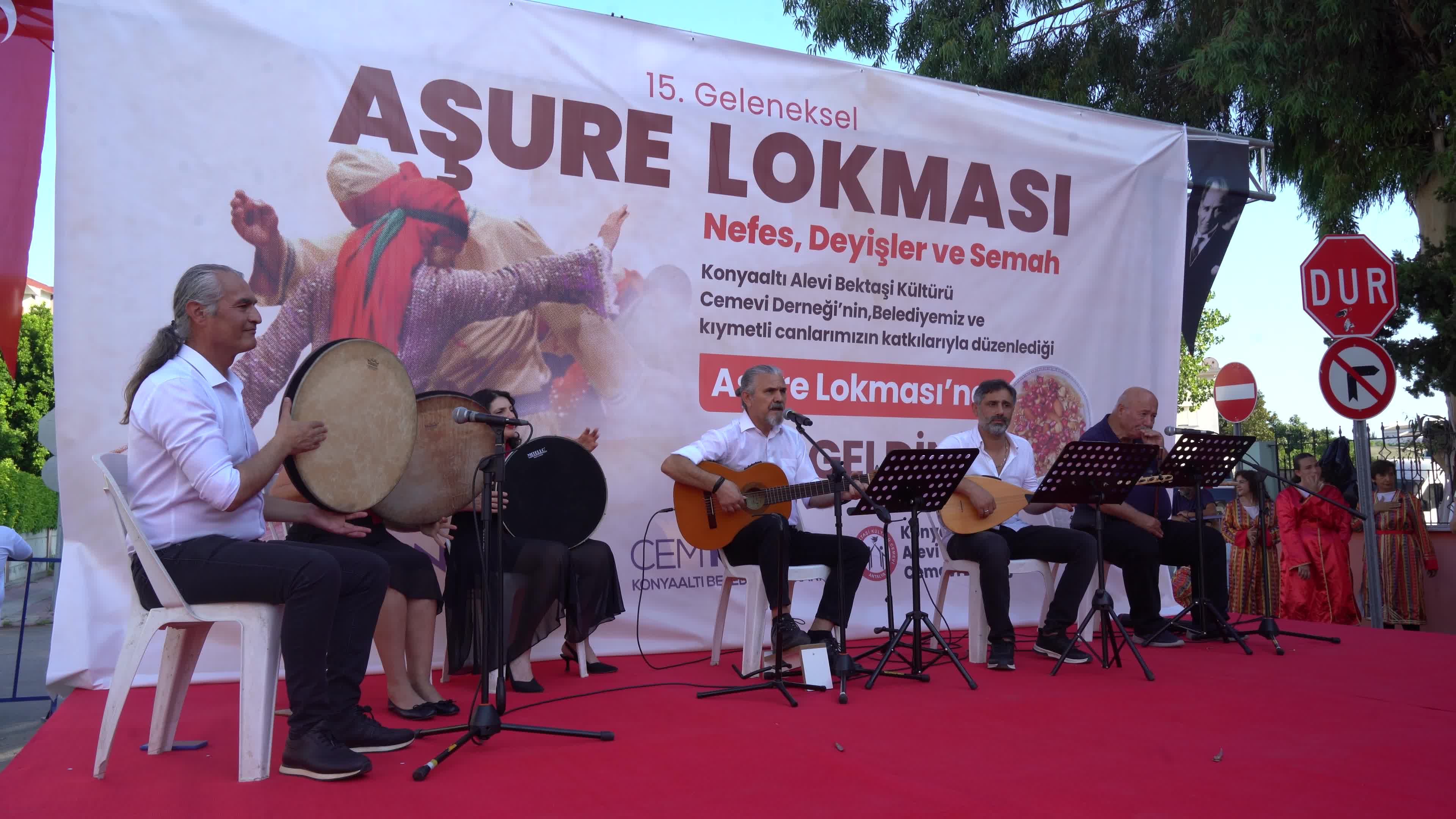 Konyaaltı Belediye Başkanı Kotan, aşure lokmasına katıldı