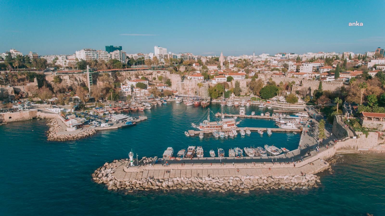 Antalya'ya havayoluyla bir günde giren yabancı ziyaretçi sayısı  100 bini aştı
