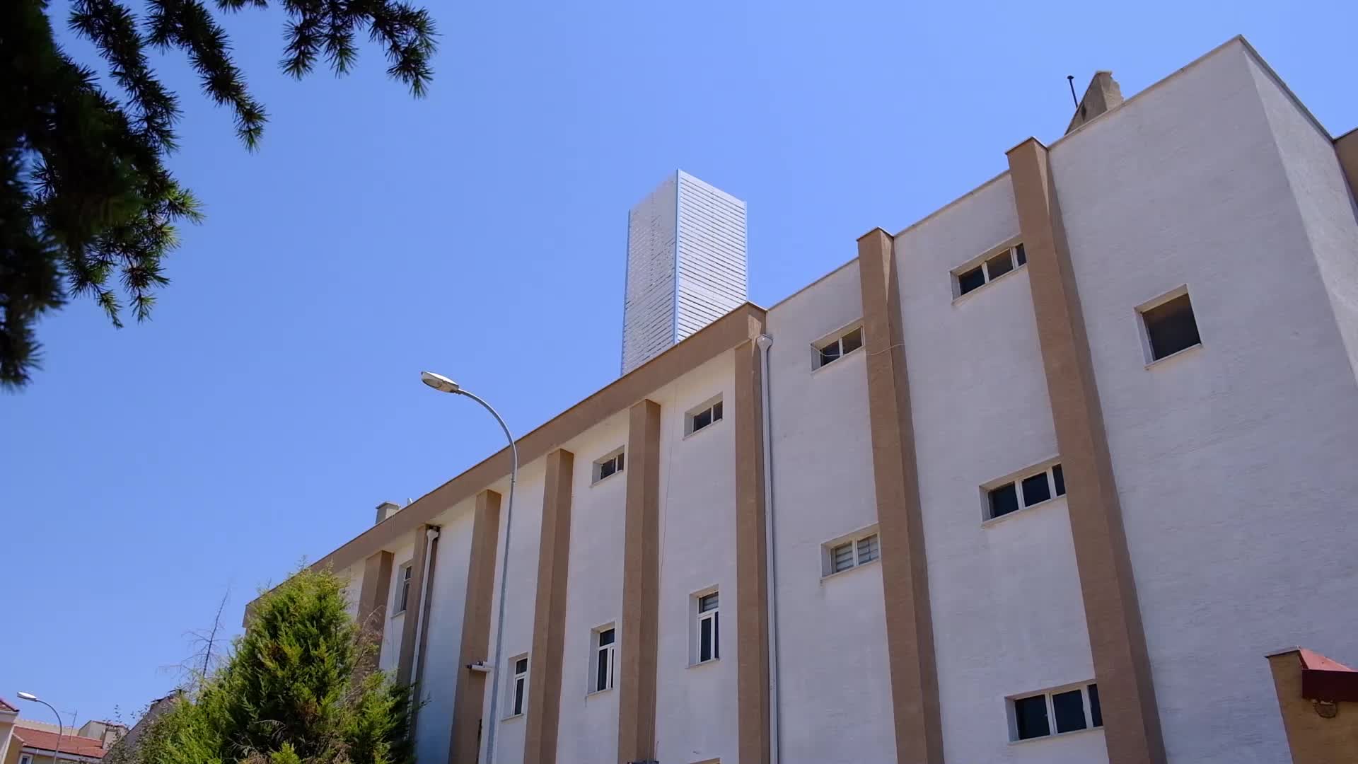 Eskişehir’de cemevi çatısına kurulan baz istasyonuna mahalleliden tepki: “Kanser olmaktan korkuyoruz”