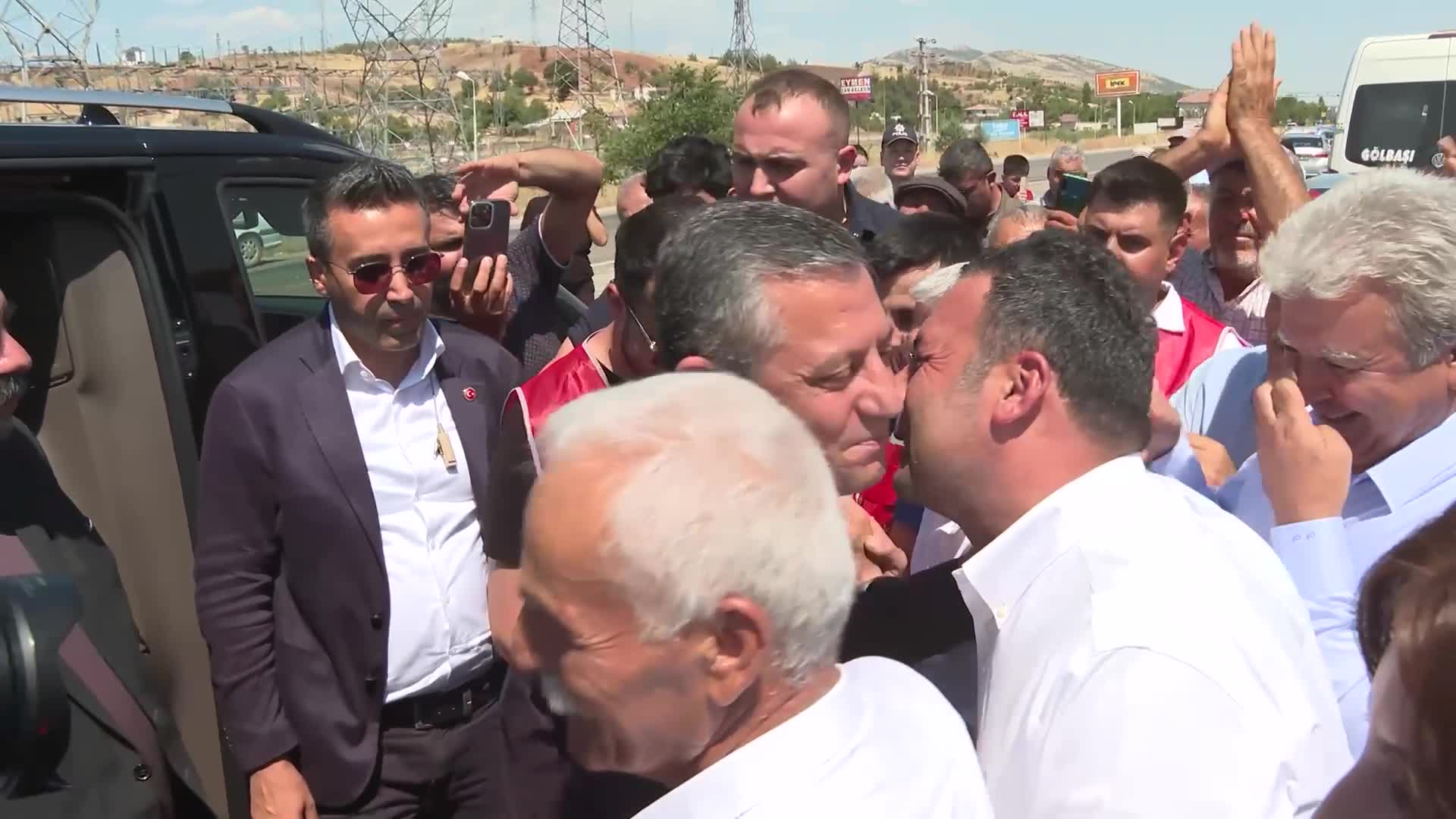 CHP Genel Başkanı Özel, ev hapsinde bulunan Adıyaman Belediye Başkanı Tutdere’yi ziyaret etti: "Ayağından eve kelepçelenmesi tam bir akıl tutulması"