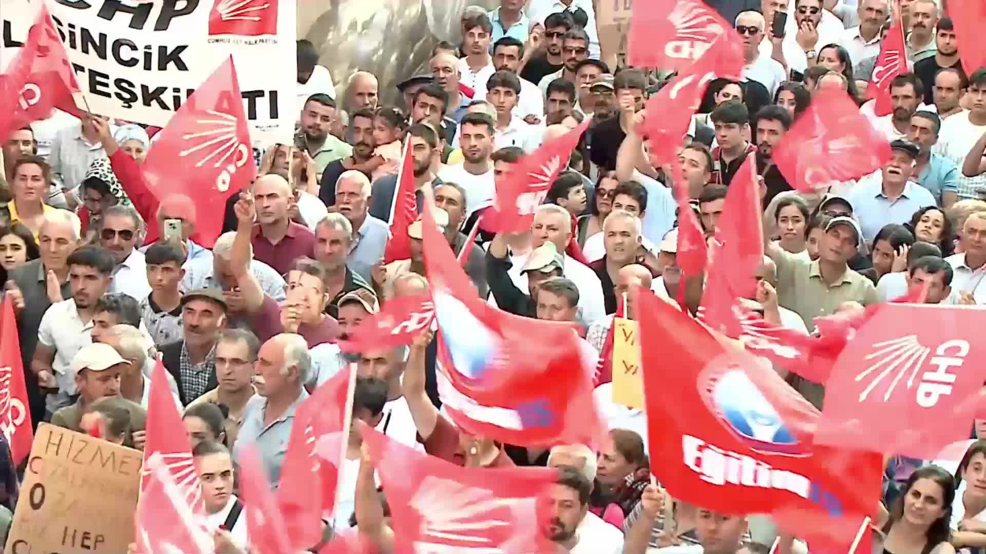 CHP'nin Adıyaman Halk Buluşması... Özgür Özel: "Vatandaşın yüzde 25'i Erdoğan'a inanıyor, yüzde 75'i Özgür Özel'e inanıyor"