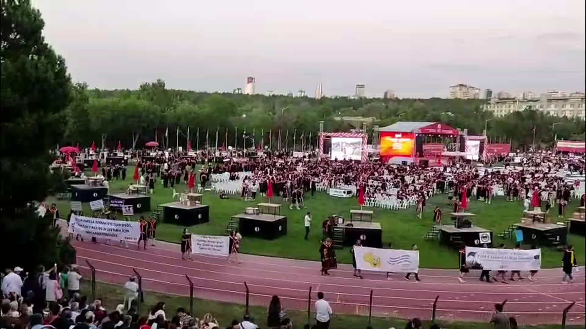 ODTÜ'deki mezuniyet töreninde "diploma" ve  "19 Mart eylemleri" vurgusu: "Diploma vardan yok, yoktan da var edilemez"... "Diploma.pdf silinemedi"