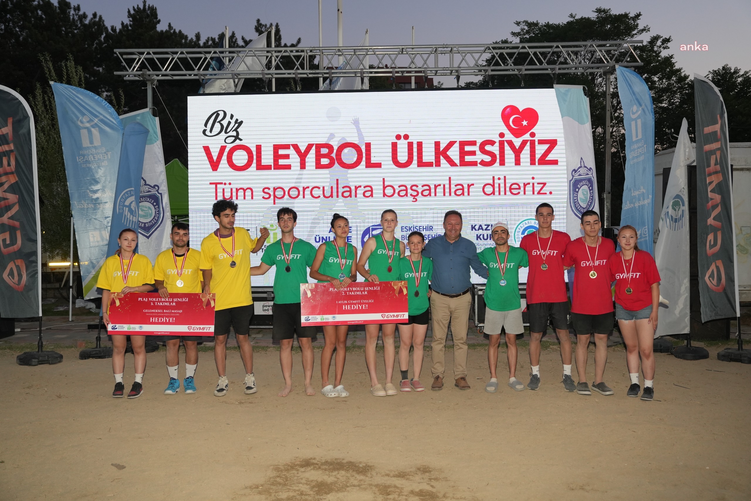 Eskişehir'de düzenlenen "Plaj Voleybolu Şenliği" kupa töreniyle sona erdi