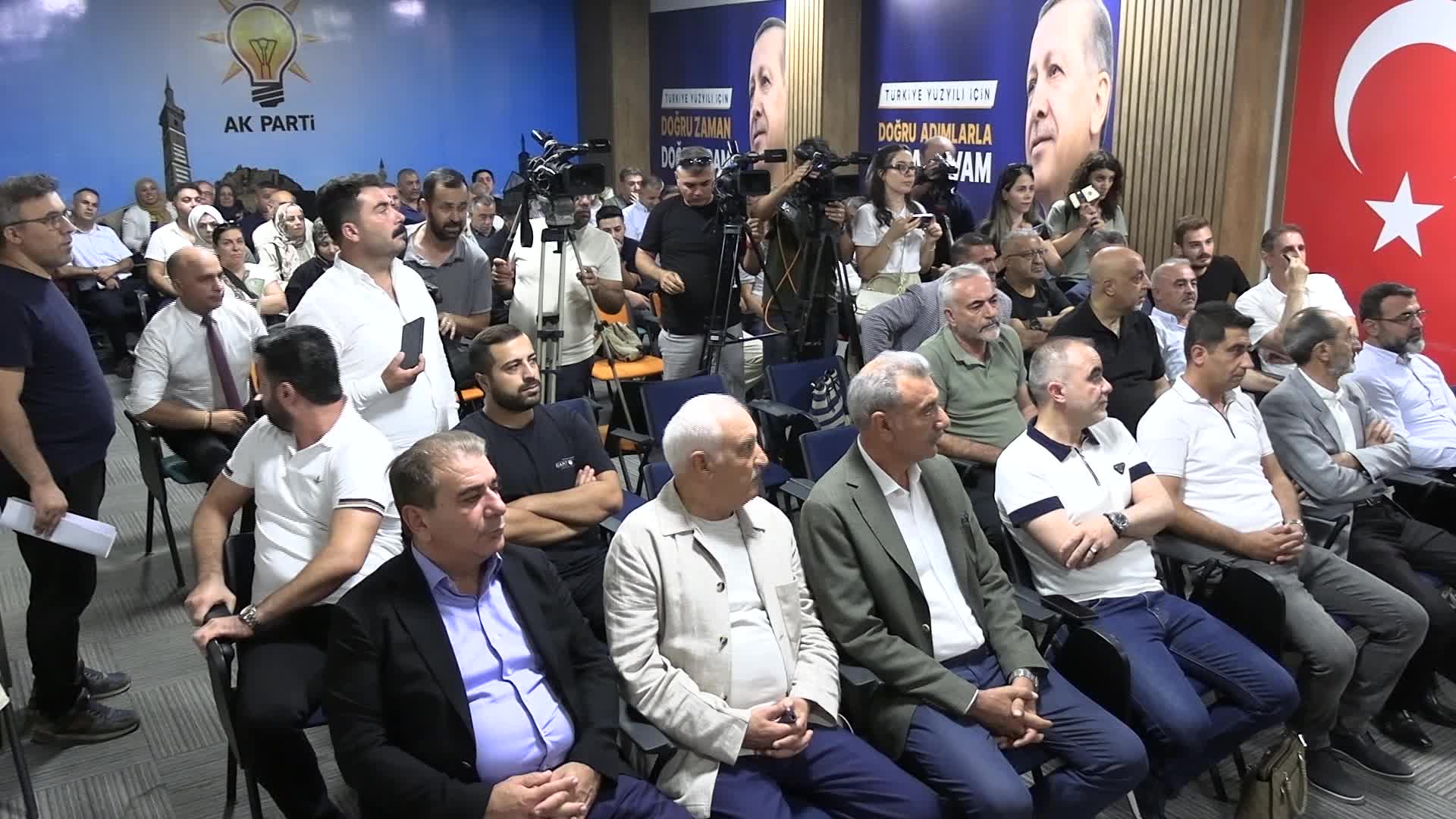 Terör örgütü PKK mensuplarının silahlarını yakması… AK Parti Diyarbakır İl Başkanı İler: “Biz ne yaptığımızı çok iyi biliyoruz, kimsenin zihninde soru işareti oluşmasın”