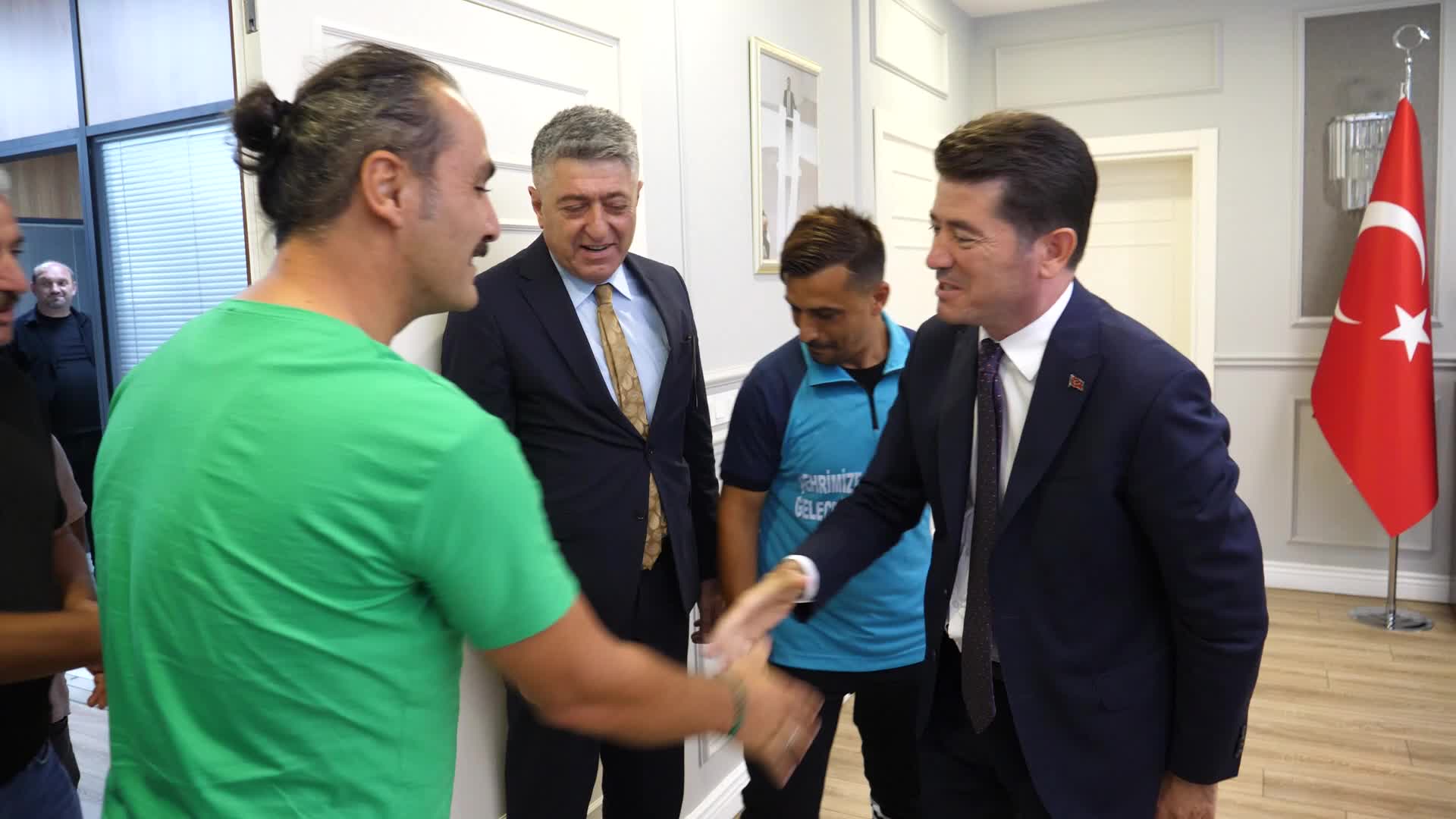 Ortahisar Belediye Başkanı Kaya, örnek davranış sergileyen personele teşekkür belgesi verdi