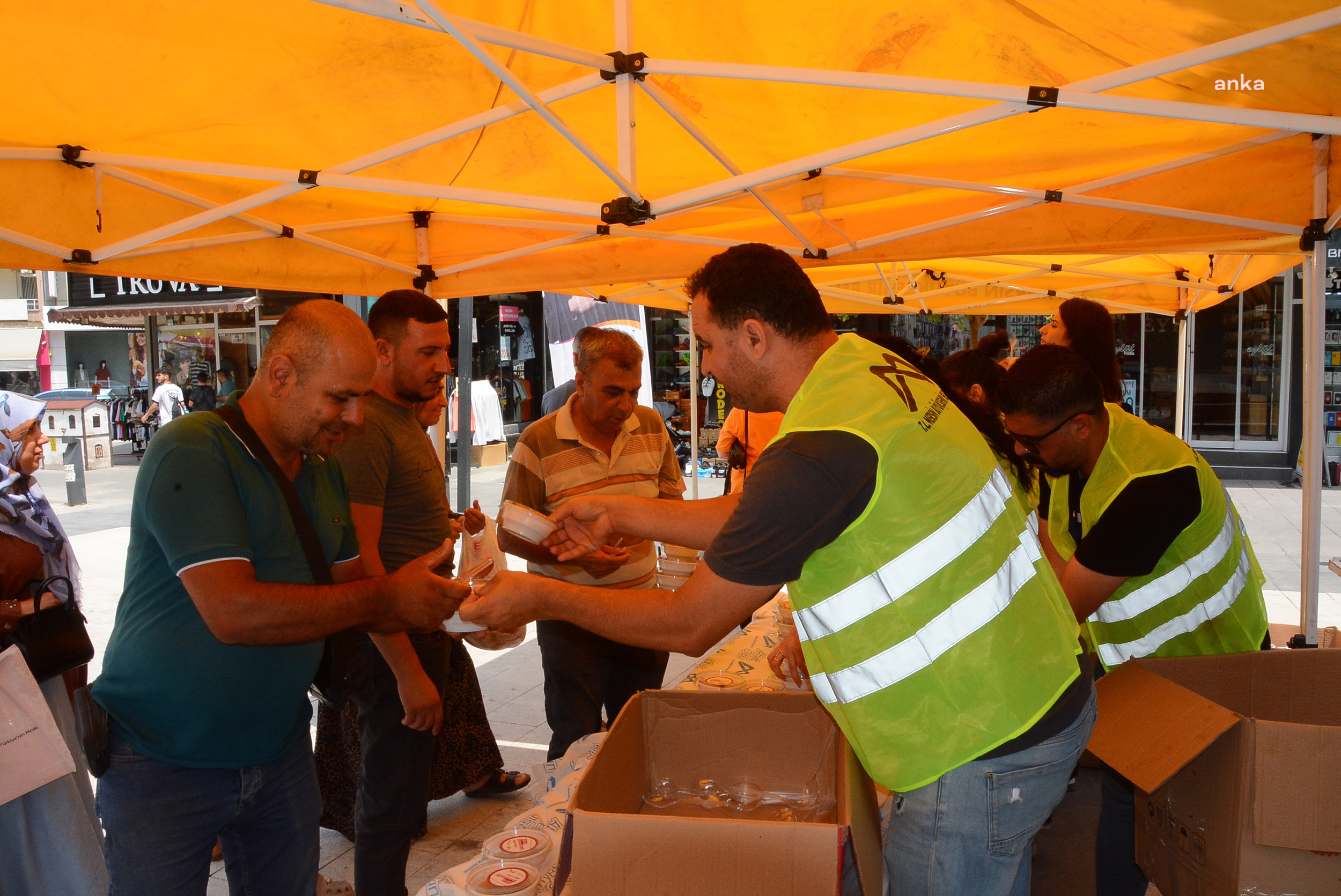Mersin Büyükşehir Belediyesi’nden 20 bin kişiye aşure ikramı