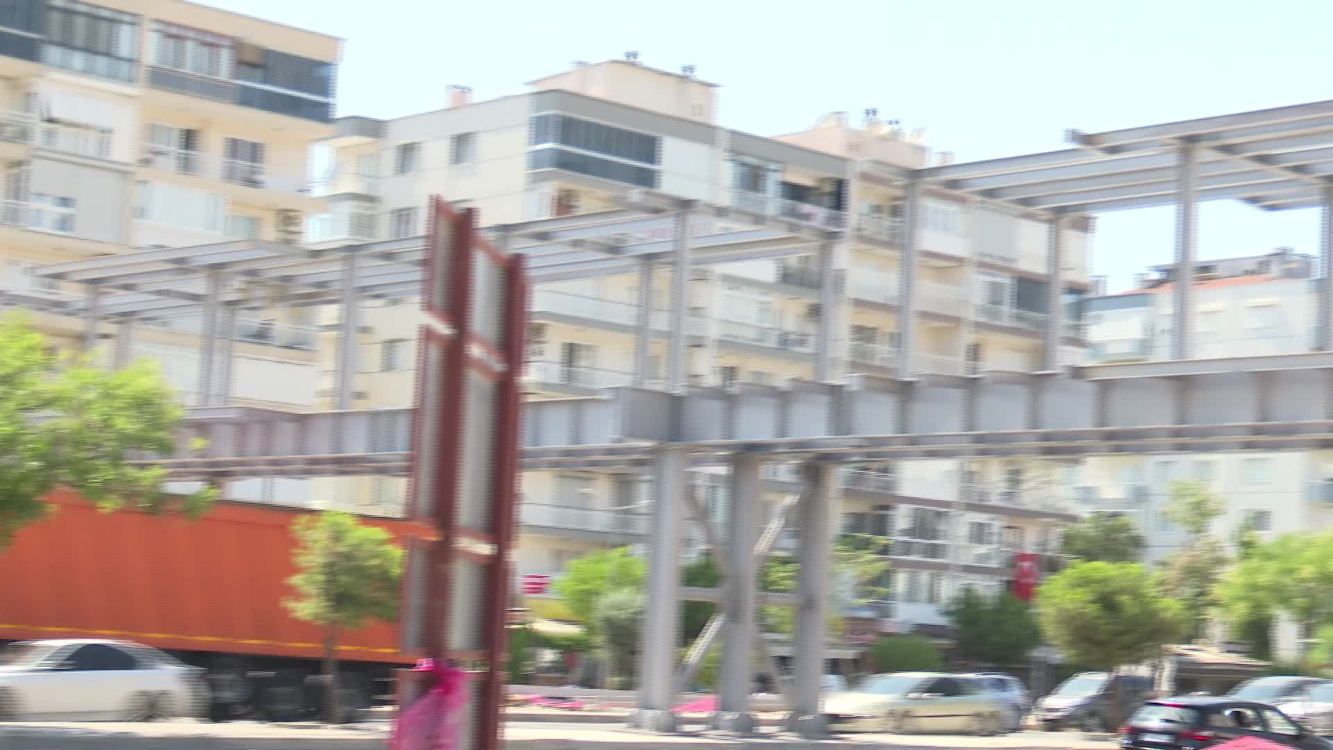 İzmir'de Yeni Girne Caddesi’ne yaya üst geçidi inşa ediliyor