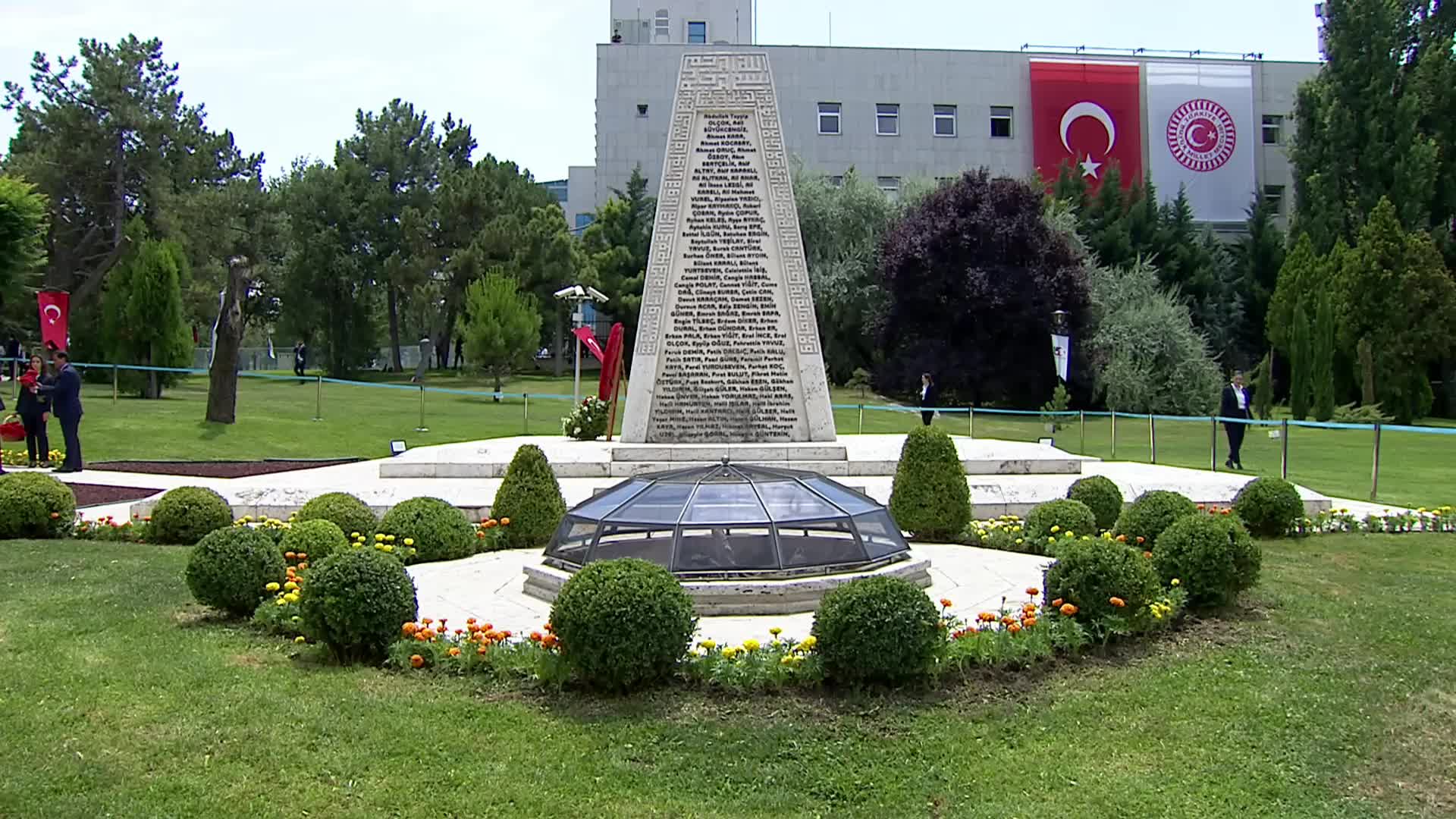 TBMM’de "15 Temmuz" anma törenleri... Darbe girişimi gecesi bombaların atıldığı yerlerde yaptırılan anıtlara karanfiller bırakıldı