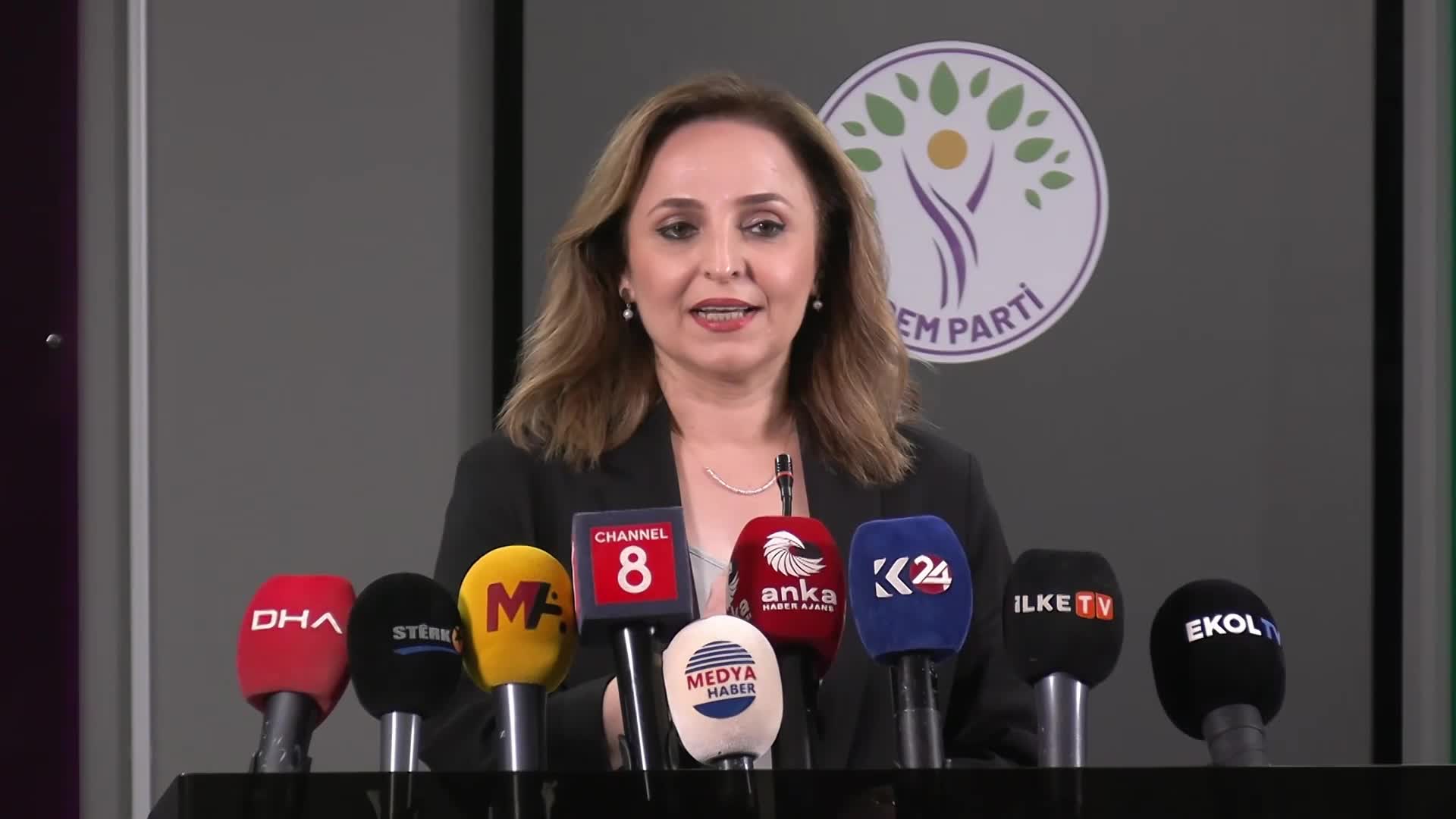 DEM Parti MYK'sı toplandı... Ayşegül Doğan: "KCK Yürütme Konseyi Eş Başkanı Bese Hozat, 'Biz siyaset yapmak istiyoruz' diyor, bunun hukuki zemini nasıl oluşturulacak?"