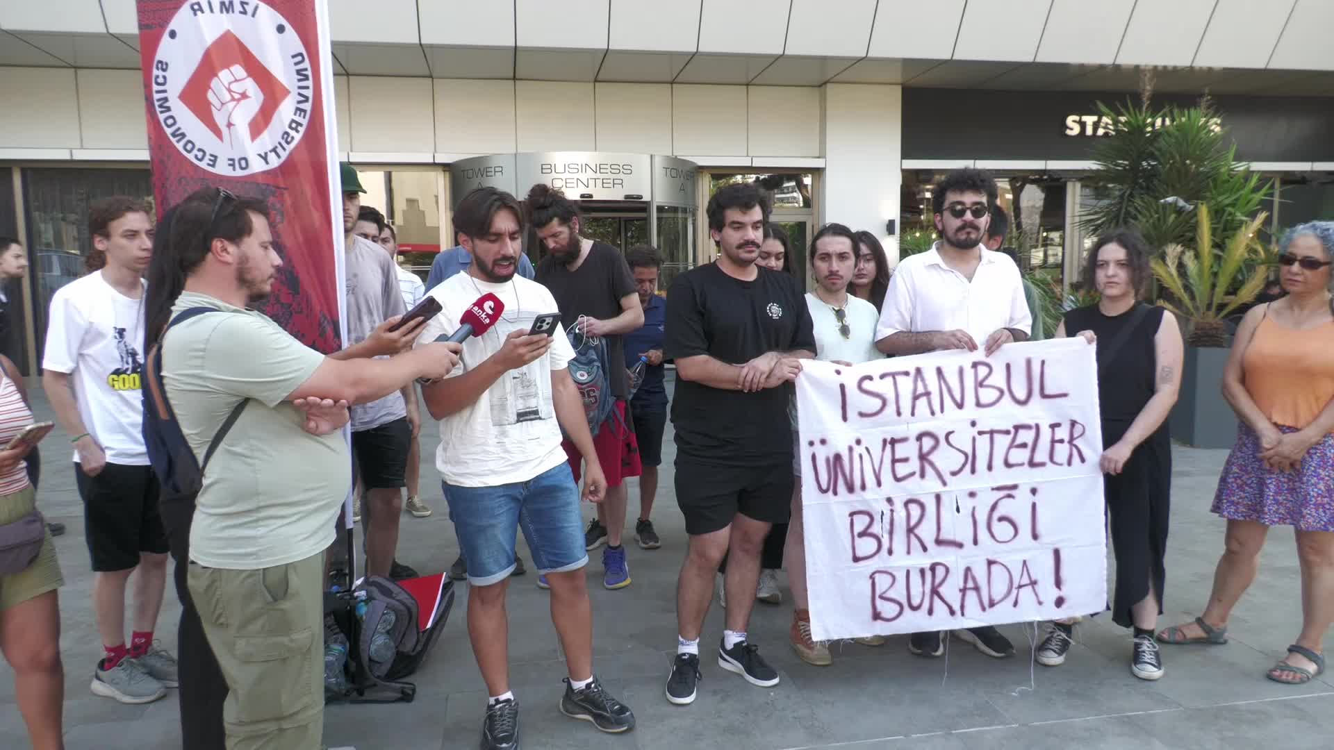 İzmir’de üniversite öğrencilerinden Akbelen protestosu: “Ormanlar sermayeye değil, halka aittir”