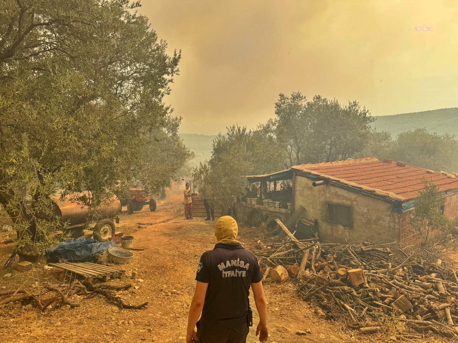 Saruhanlı ve Gebze'deki yangınlar büyük ölçüde kontrol altına alındı, Şarköy ve Ayvacık'taki yangınlara müdahale sürüyor