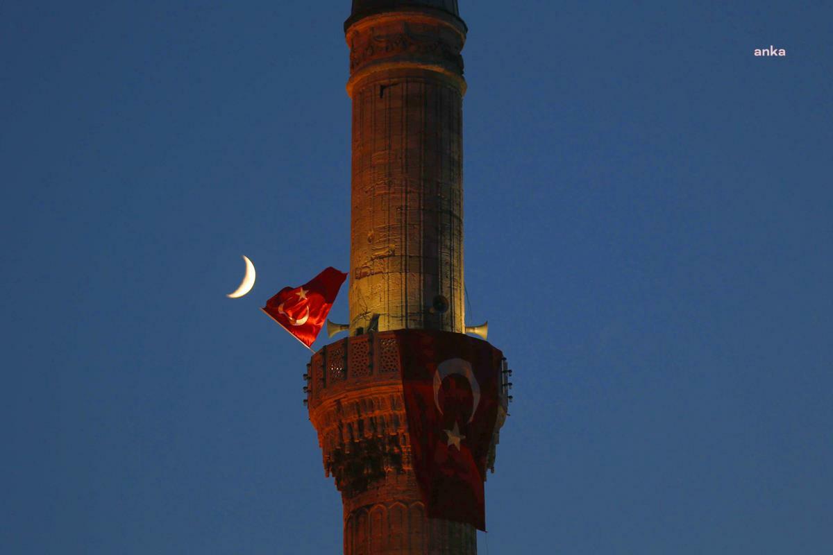 Diyanet İşleri Başkanı Erbaş: "15 Temmuz kapsamında bu gece saat 00.13'te 90 bin camimizde salâlar okunacak"