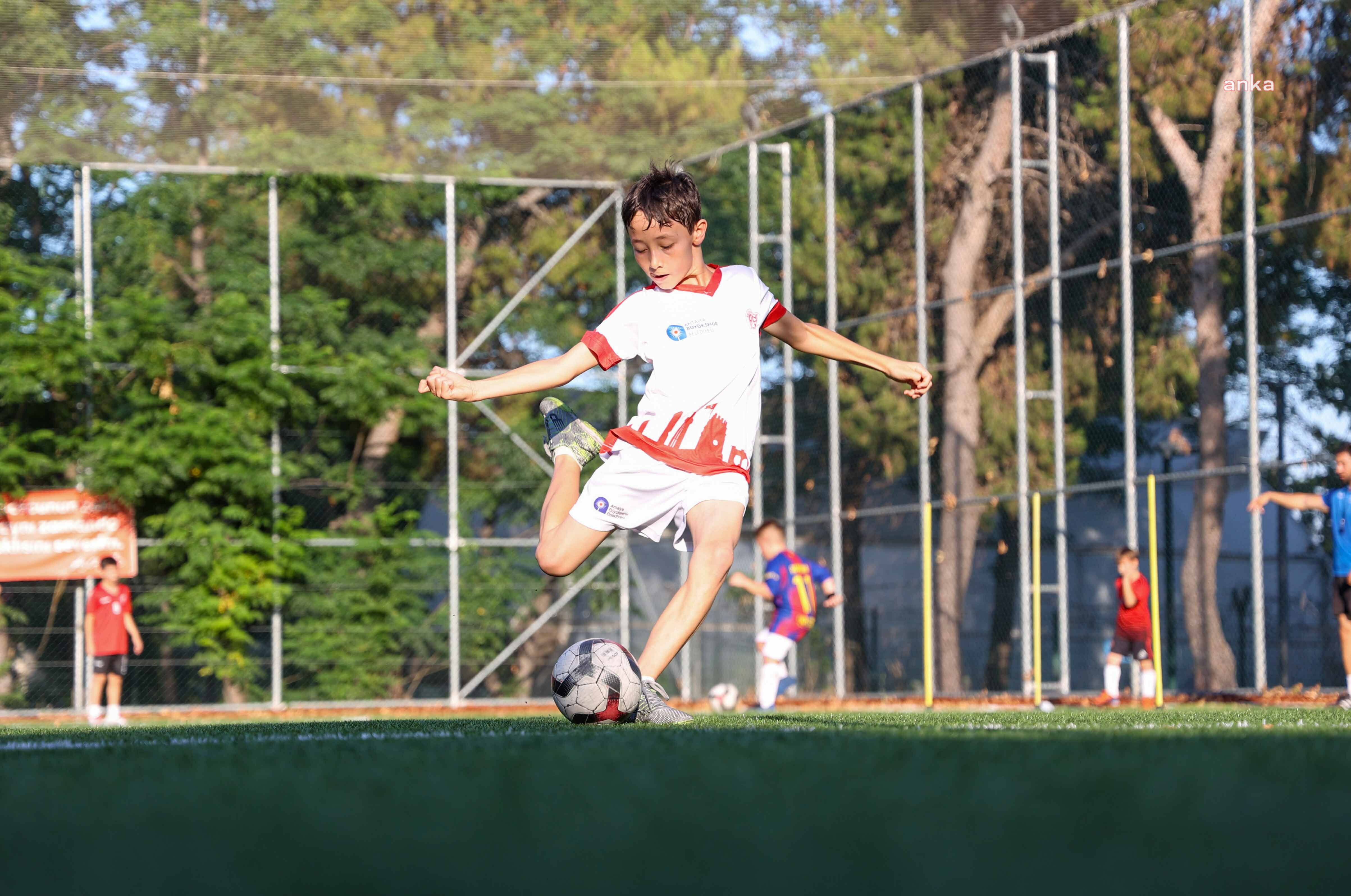 Antalya Büyükşehir Belediyesi Futbol Akademisi’nde yeni sezon başladı
