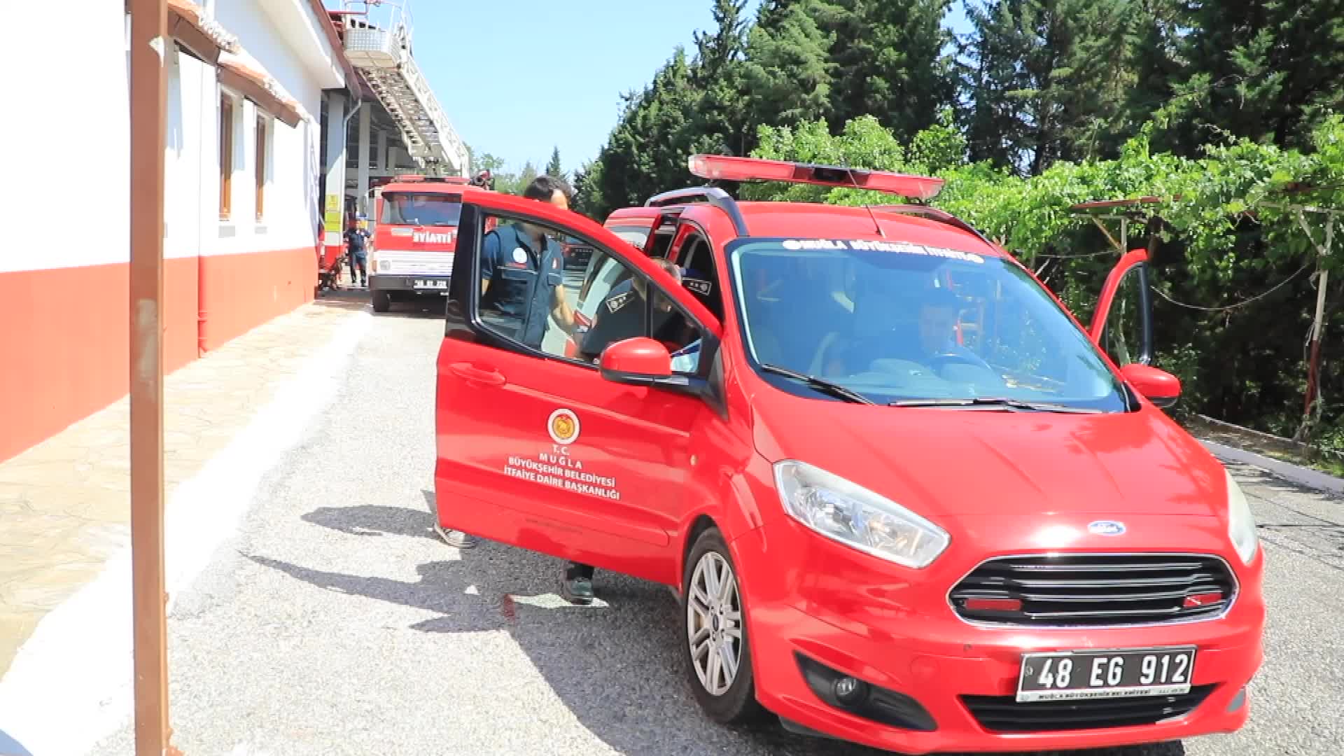 Muğla Büyükşehir Belediye Başkanı Aras: "İtfaiye ve zabıta ekiplerimiz koordineli çalışarak, tüm ilçelerimizde kapsamlı denetimler gerçekleştiriyor"