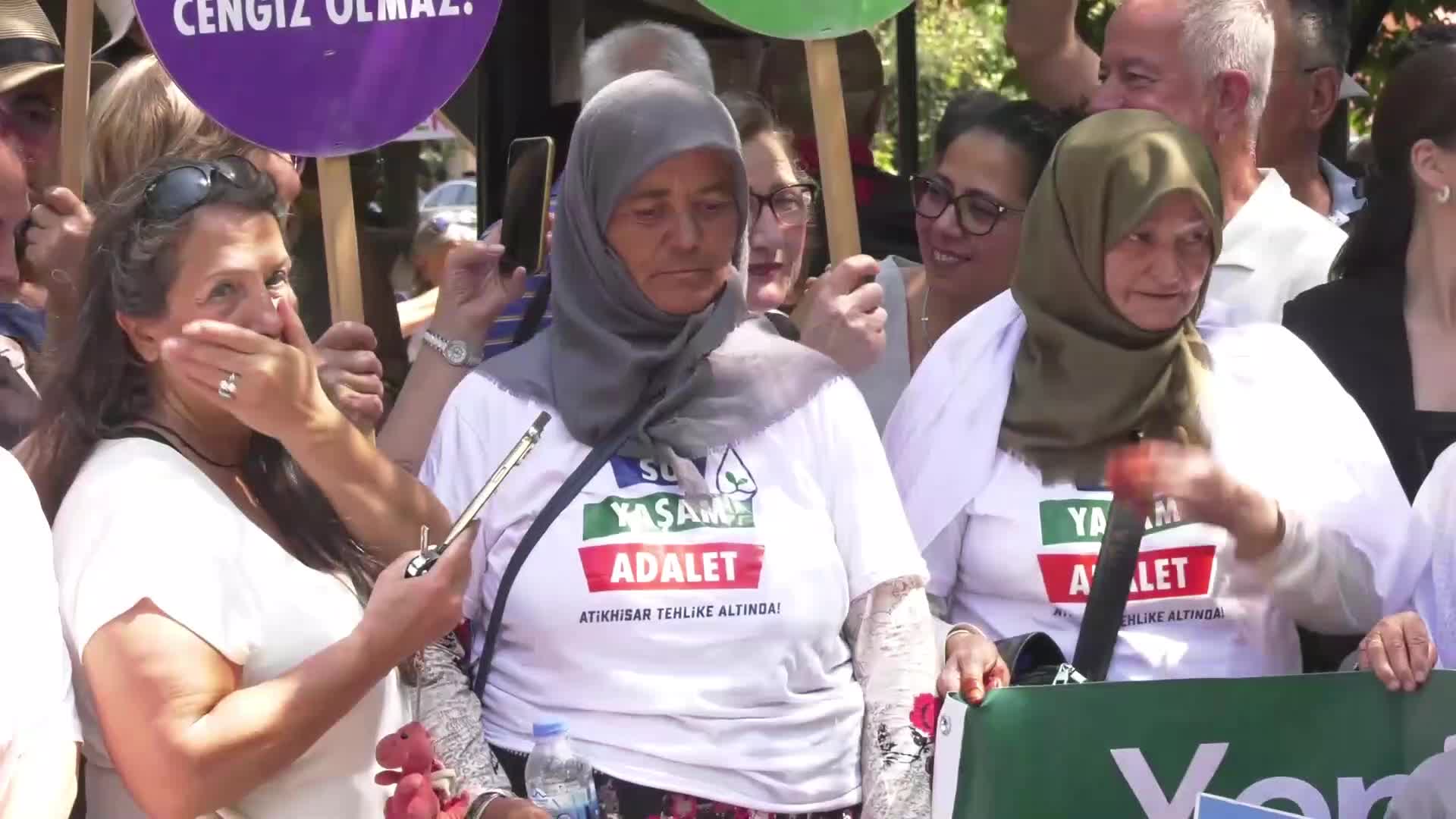 Köylüler, TBMM'nin yanı başında zeytinlikler için "Köylü kürsüsü" kurdu: "Onların yasaları varsa, bizim de derelerimiz, ormanlarımız, dağlarımız var"
