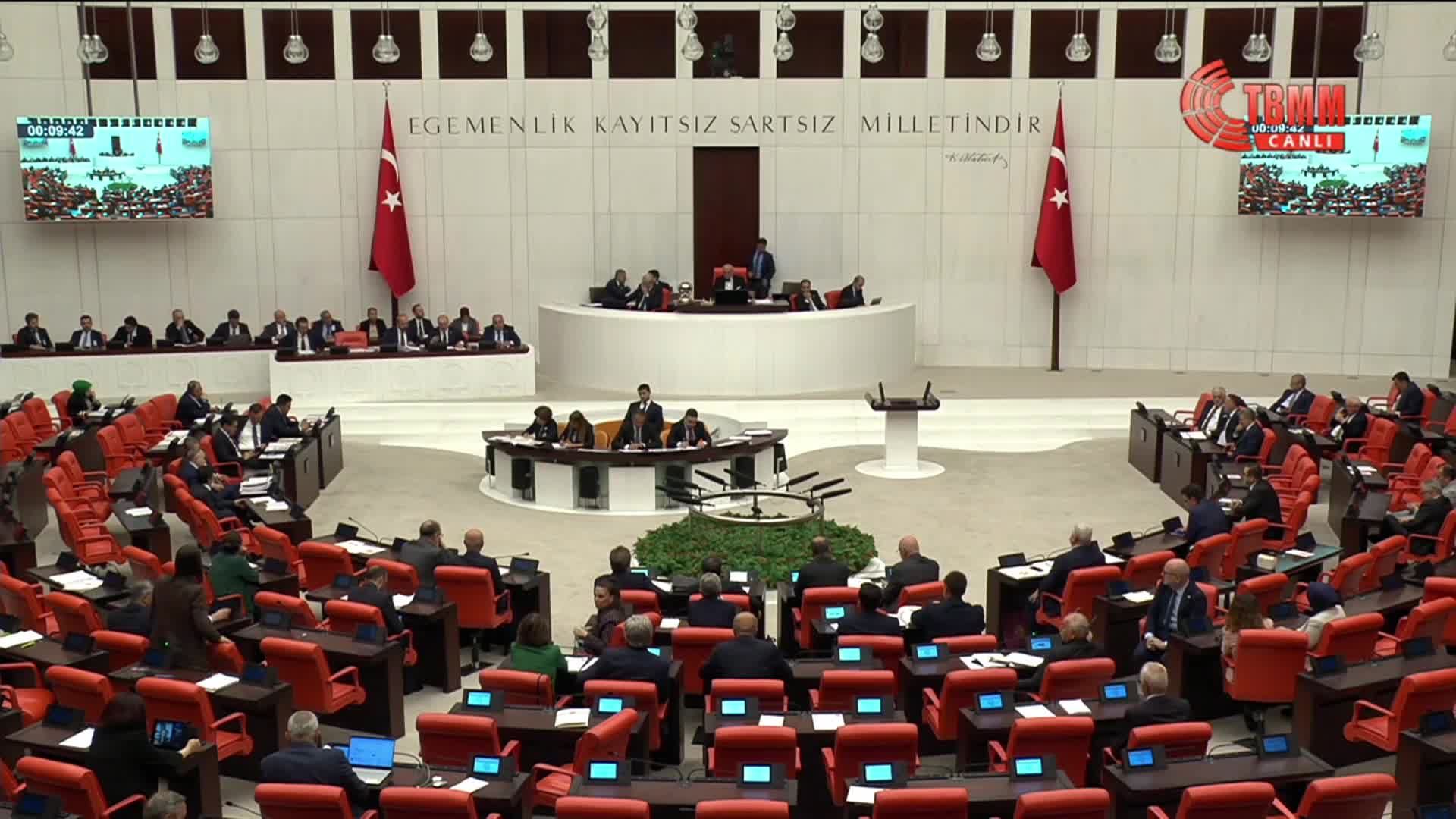 TBMM Genel Kurulu... Mustafa Varank: "Siz 'yaptırmam' deyince biz de tabi 'yapacağız' diyoruz. Siz 'geçirmeyeceğiz' deyince biz de geçirmek için gayret gösteriyoruz"