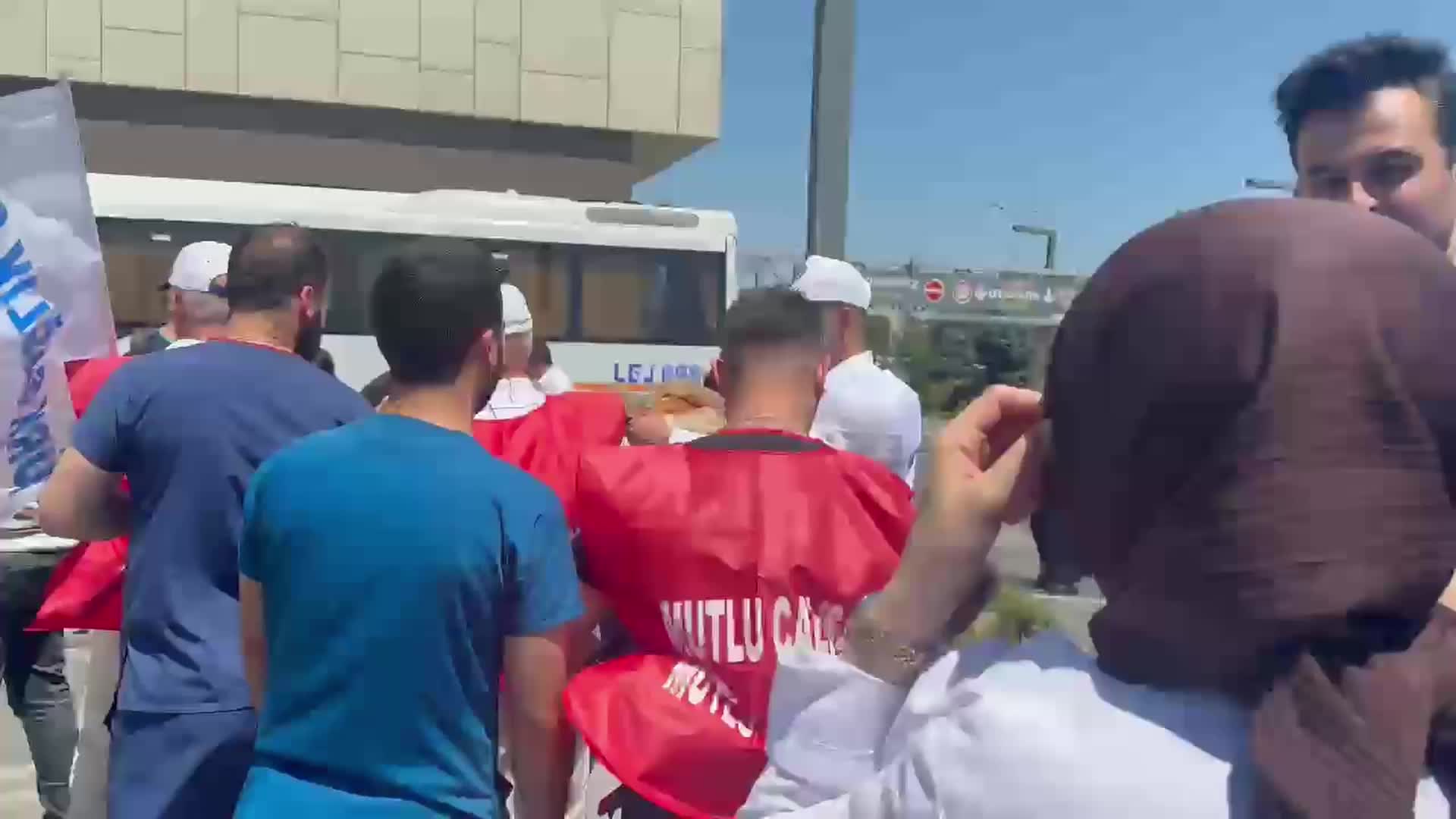 Başakşehir Çam ve Sakura Şehir Hastanesi sağlıkçılarından eylem: “Niçin ısrarla sağlıksız yemek malzemeleri çalışanlara dayatılmaktadır”